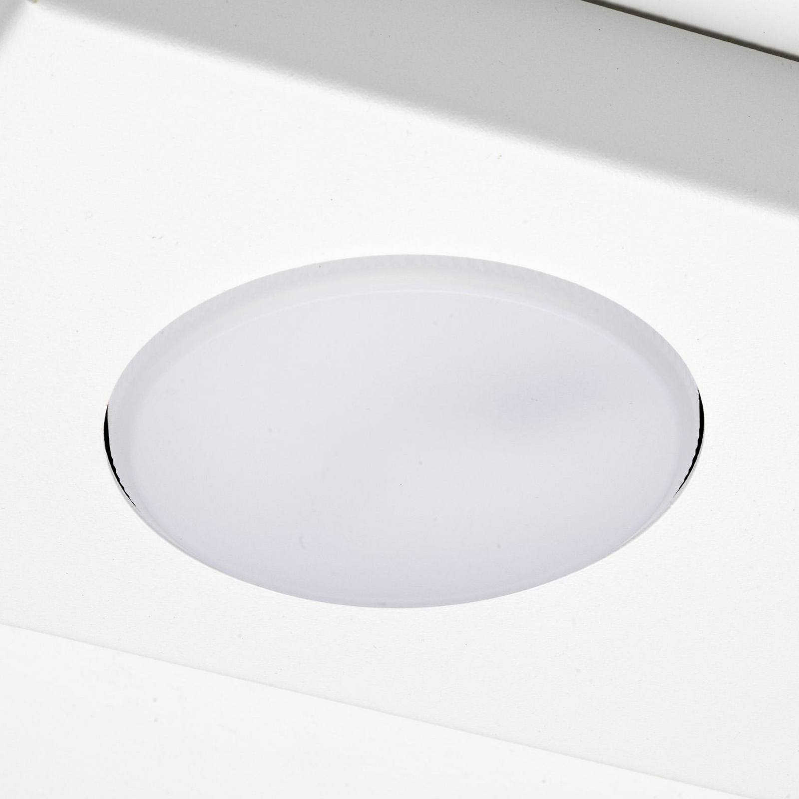 Plafonieră Hero, albă, 4 becuri, 75 x 12 cm, metal, GX53