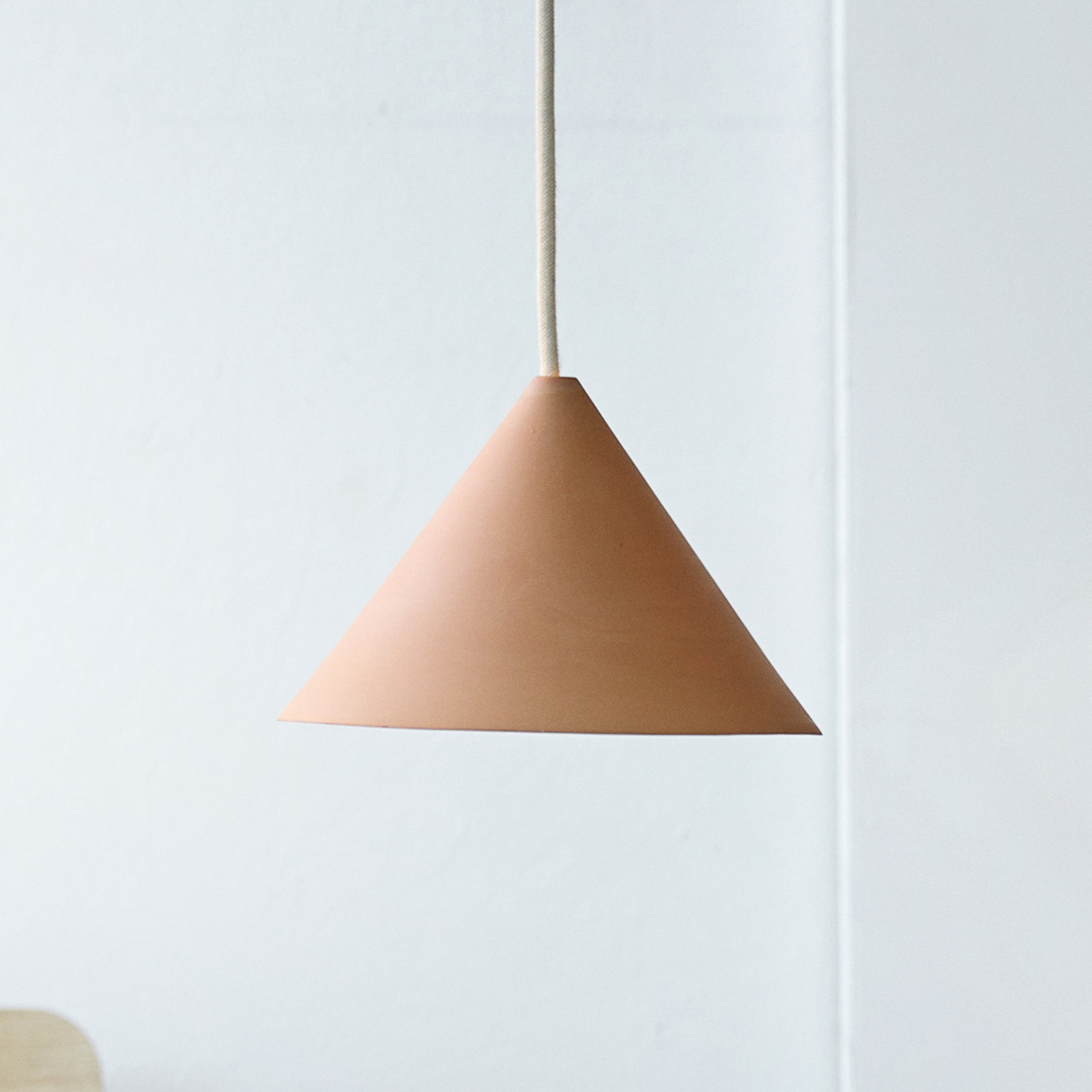 Suspension « Ceramic Cone » beige, Ø 19 cm, porcelaine, G9 - Moebe