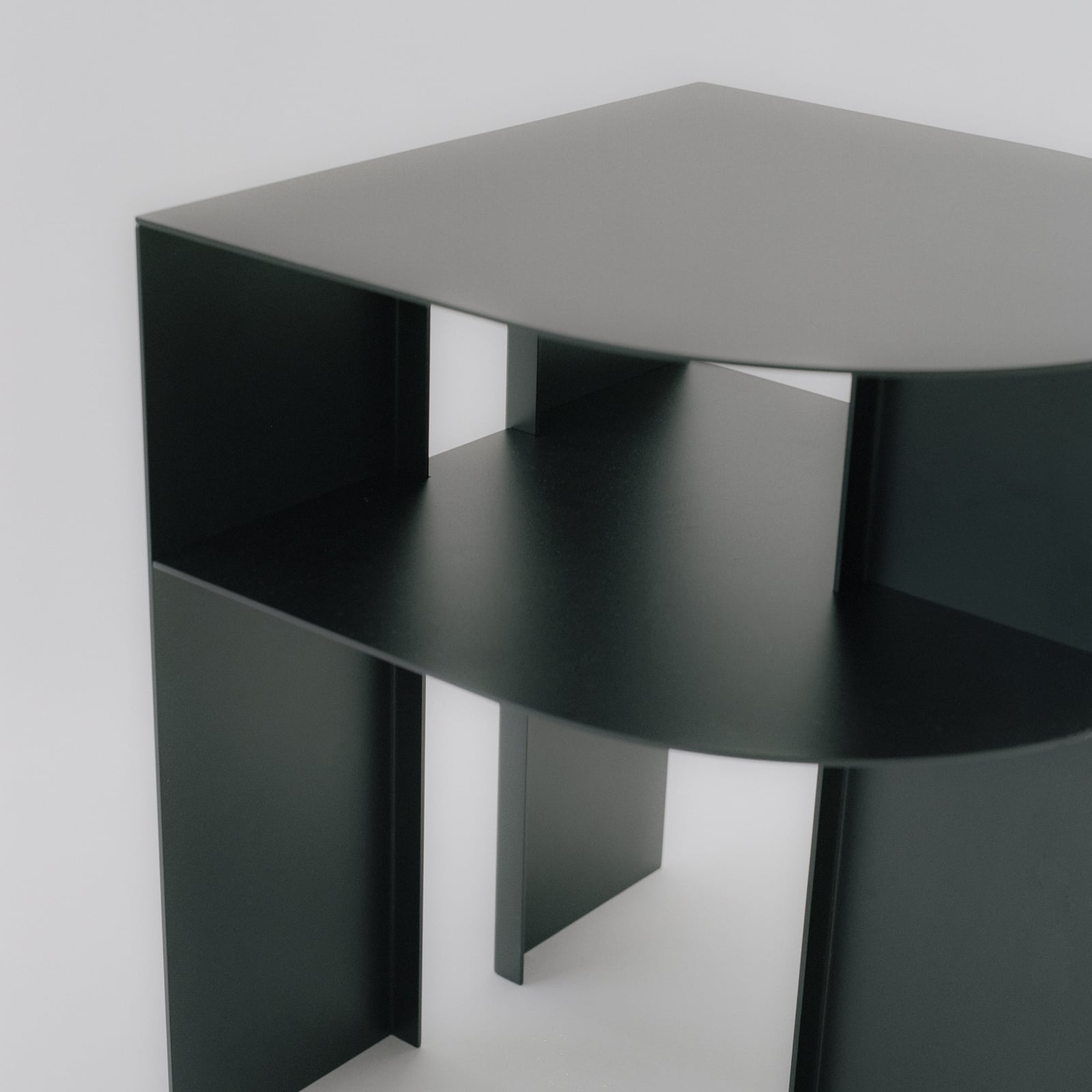 Tavolino Rand, nero, altezza 48 cm, acciaio - New Works Tavolino Rand, nero, altezza 48 cm, acciaio - New Works