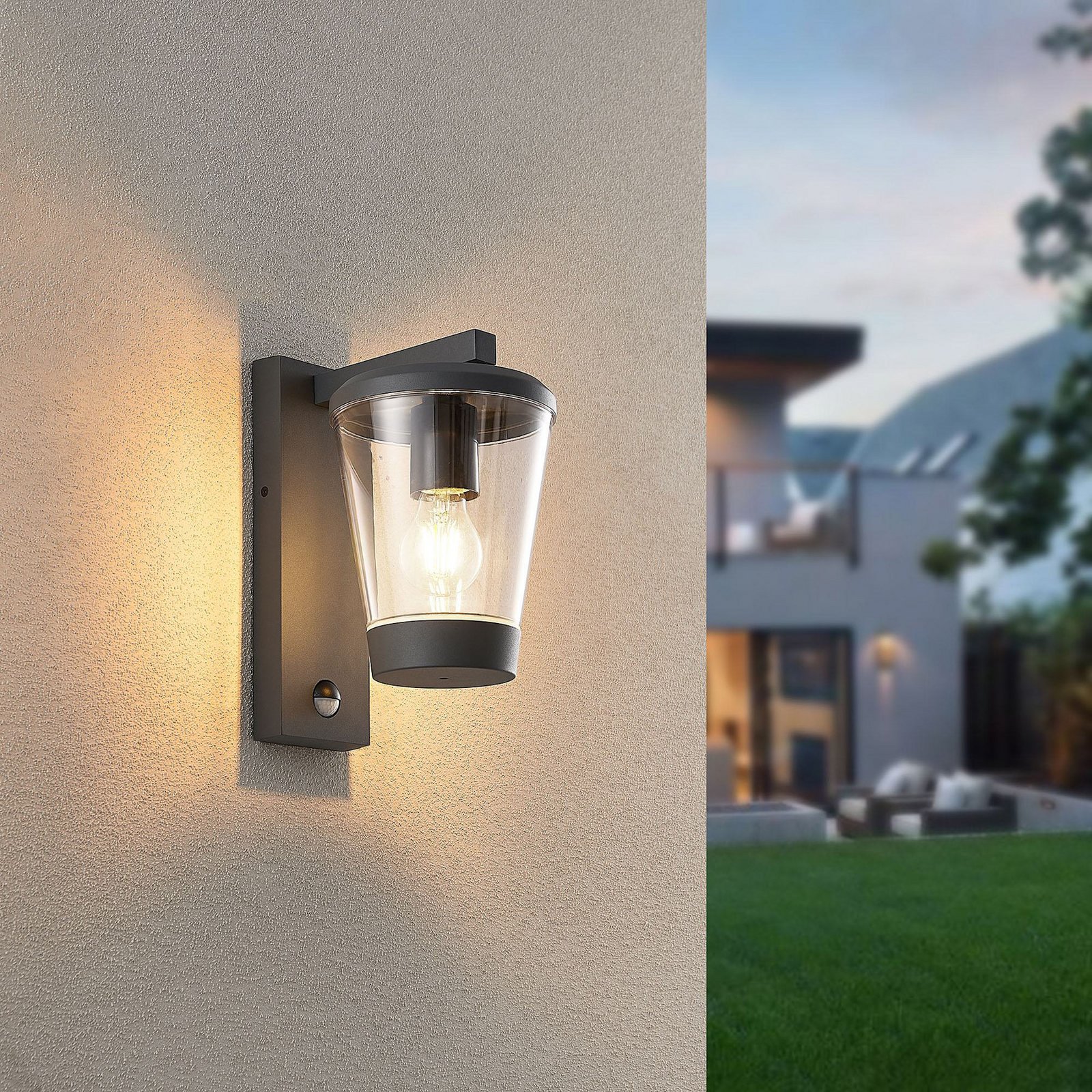 Āra sienas lampa ar sensoru CAVADO, antracīta krāsā, augstums 28 cm, IP44 Āra sienas lampa ar sensoru CAVADO, antracīta krāsā, augstums 28 cm, IP44