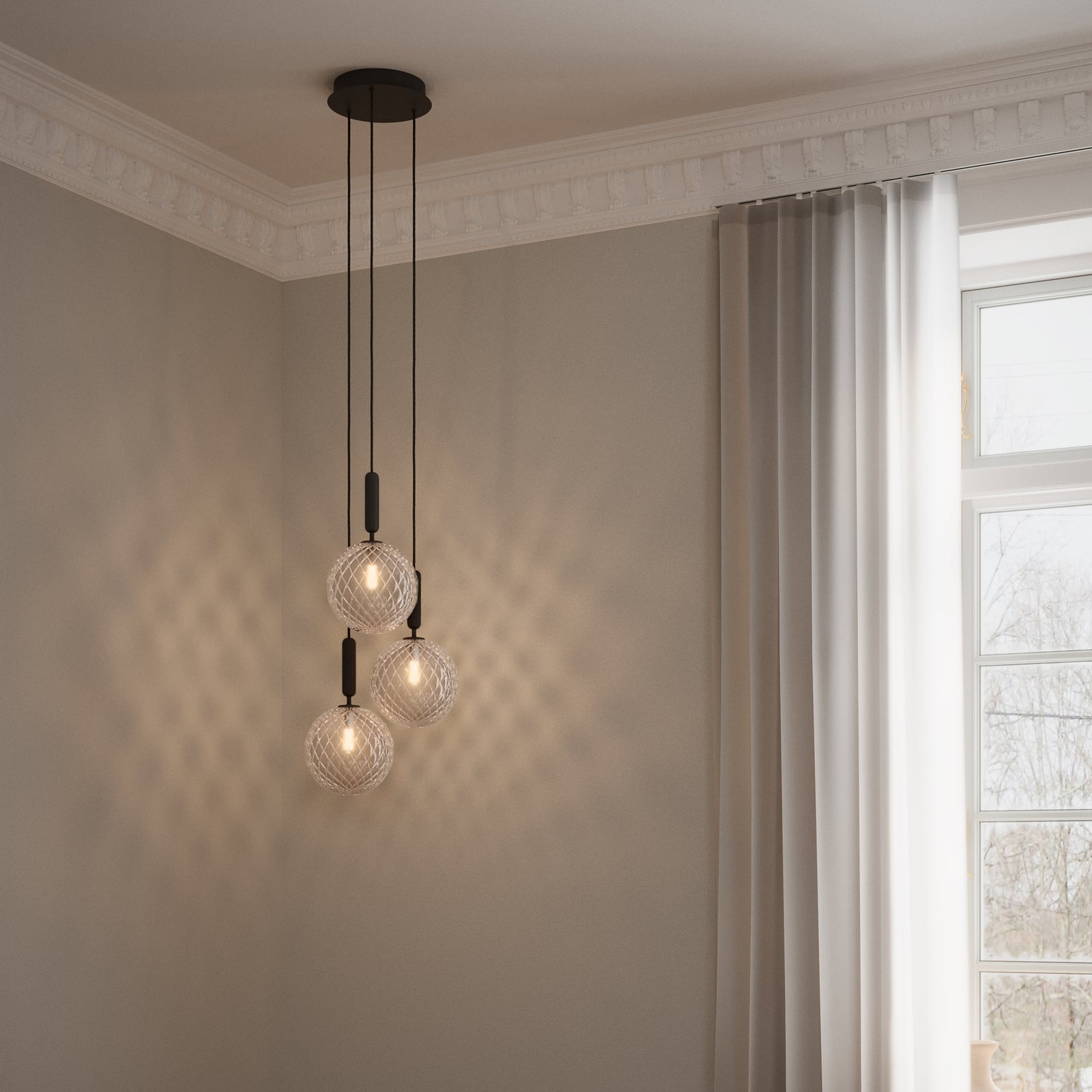 Nuura lestenec Miira 3, siv/prozoren, Ø 37 cm, 3-svetilni. Nuura lestenec Miira 3, siv/prozoren, Ø 37 cm, 3-svetilni.