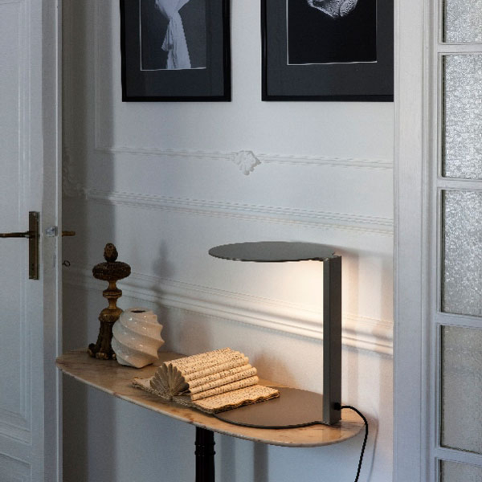 Oluce Duca - mørkegrå LED-bordlampe i designutførelse