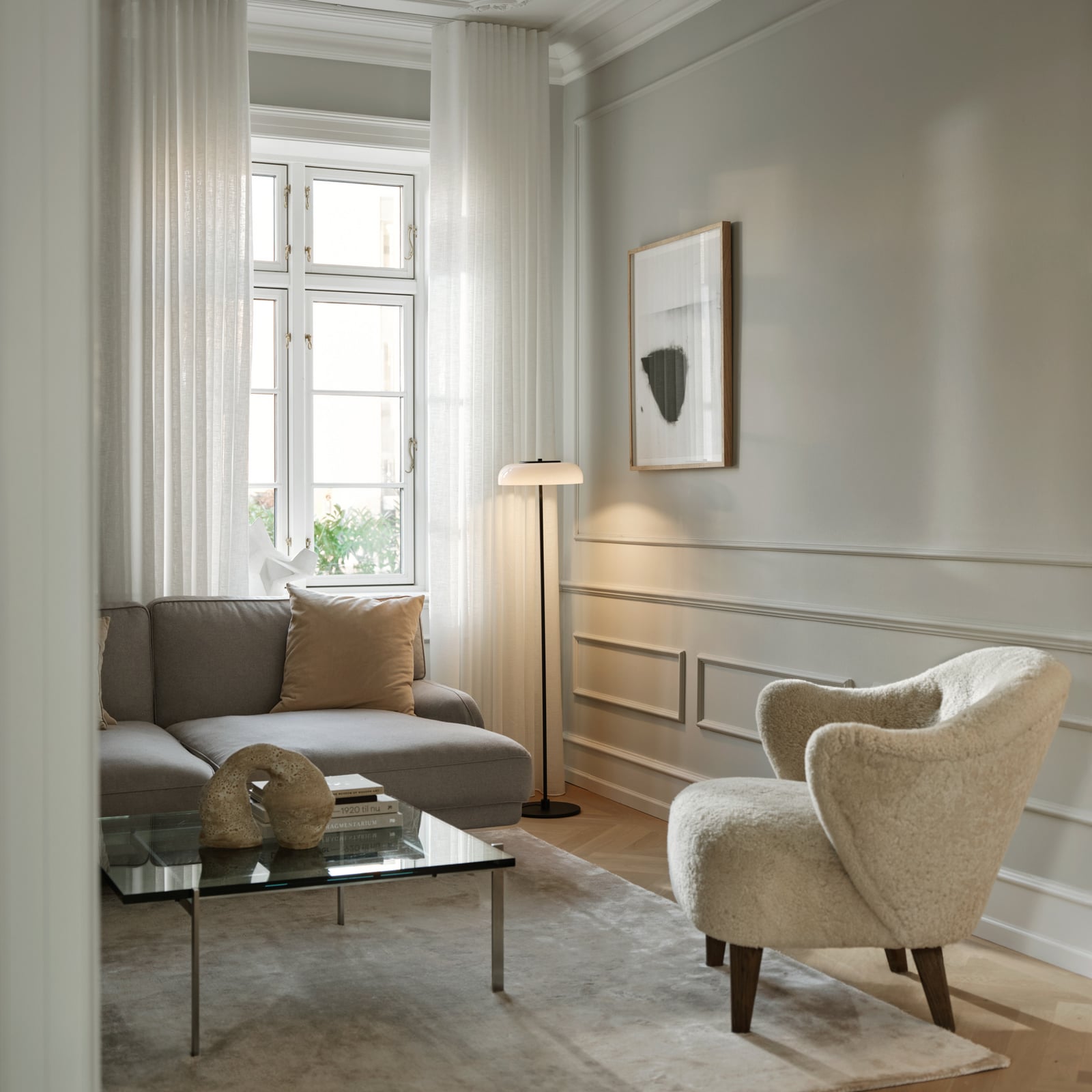 Blossi LED floor lamp, height 120 cm, black/opal - Nuura Blossi LED floor lamp, height 120 cm, black/opal - Nuura