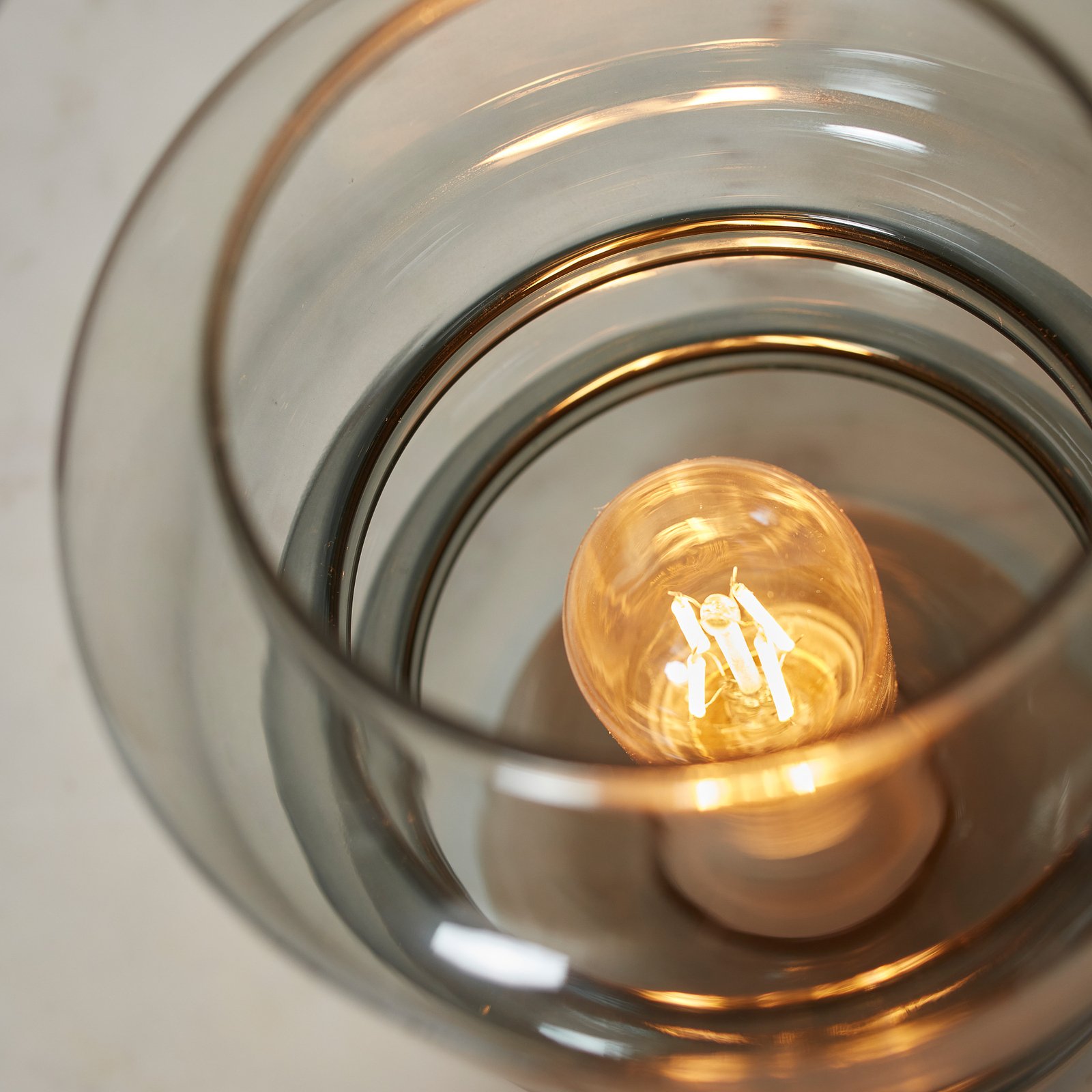 A RoMi Verona asztali lámpáról van szó, világosszürke színben