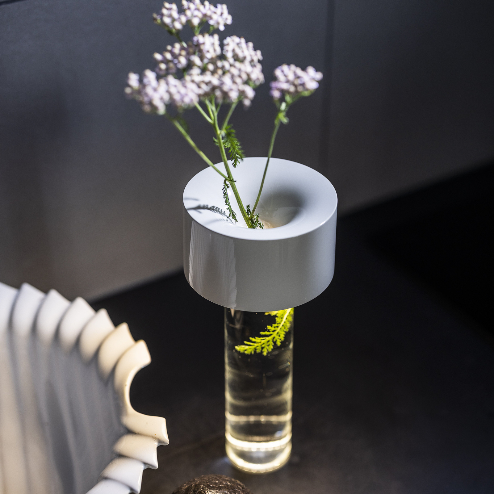 Foscarini LED ladattava pöytävalaisin Fleur, valkoinen