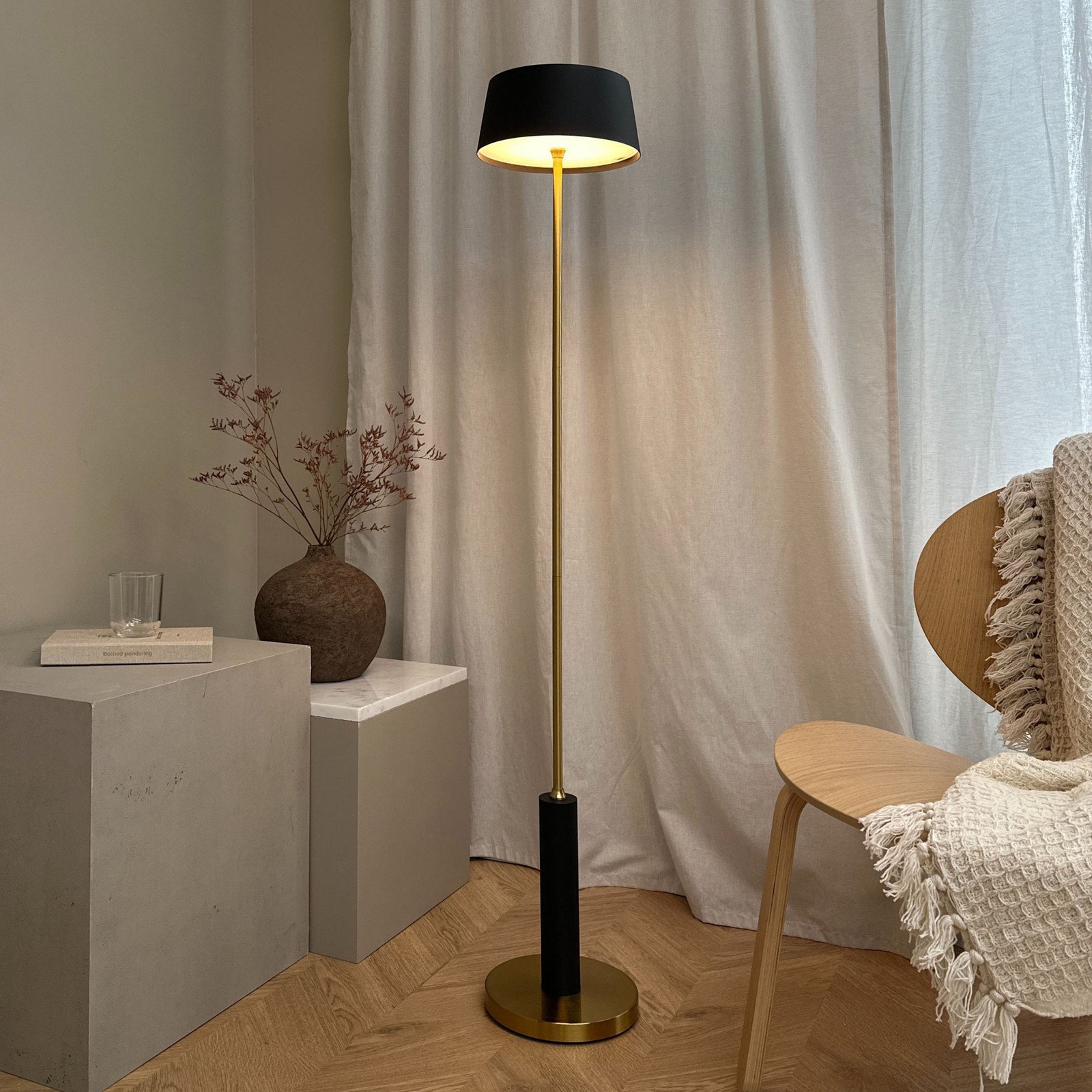 Dyberg Larsen Lampadar LED reîncărcabil Yoyo negru înălțime 125 cm - Camera de zi / sufragerie - design - negru alamă - Metal