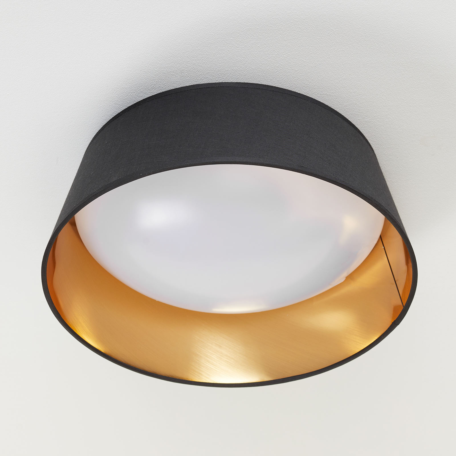 Svart, gyllen taklampe Ponts i tekstil med LED lys Svart, gyllen taklampe Ponts i tekstil med LED lys