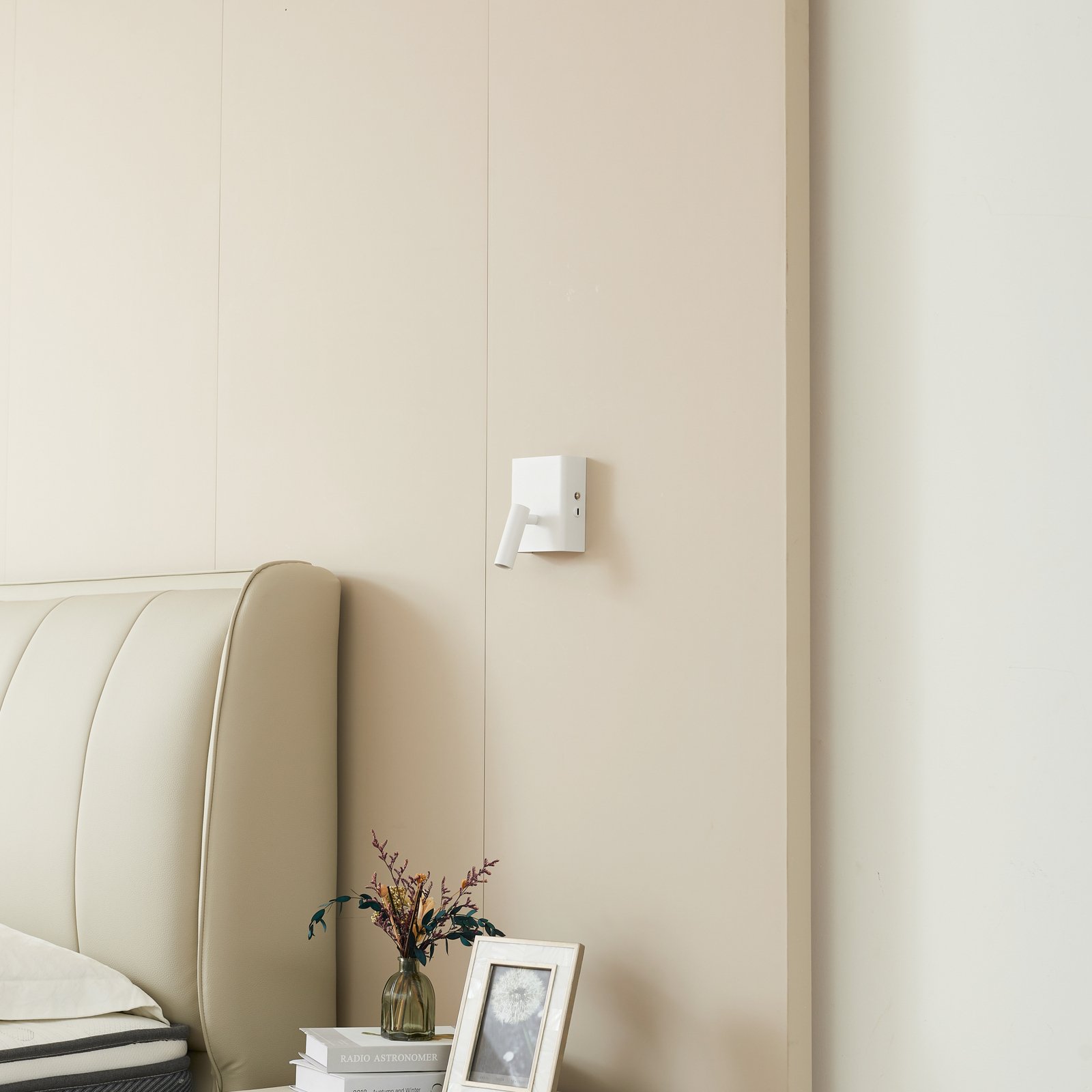 Lindby Applique a LED Agit, bianco, metallo, touch dimmer