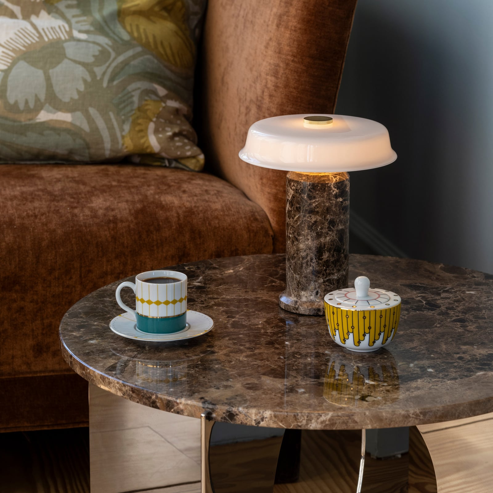 Candeeiro de mesa LED recarregável Trip No. 2, mármore, vidro - DESIGN BY US