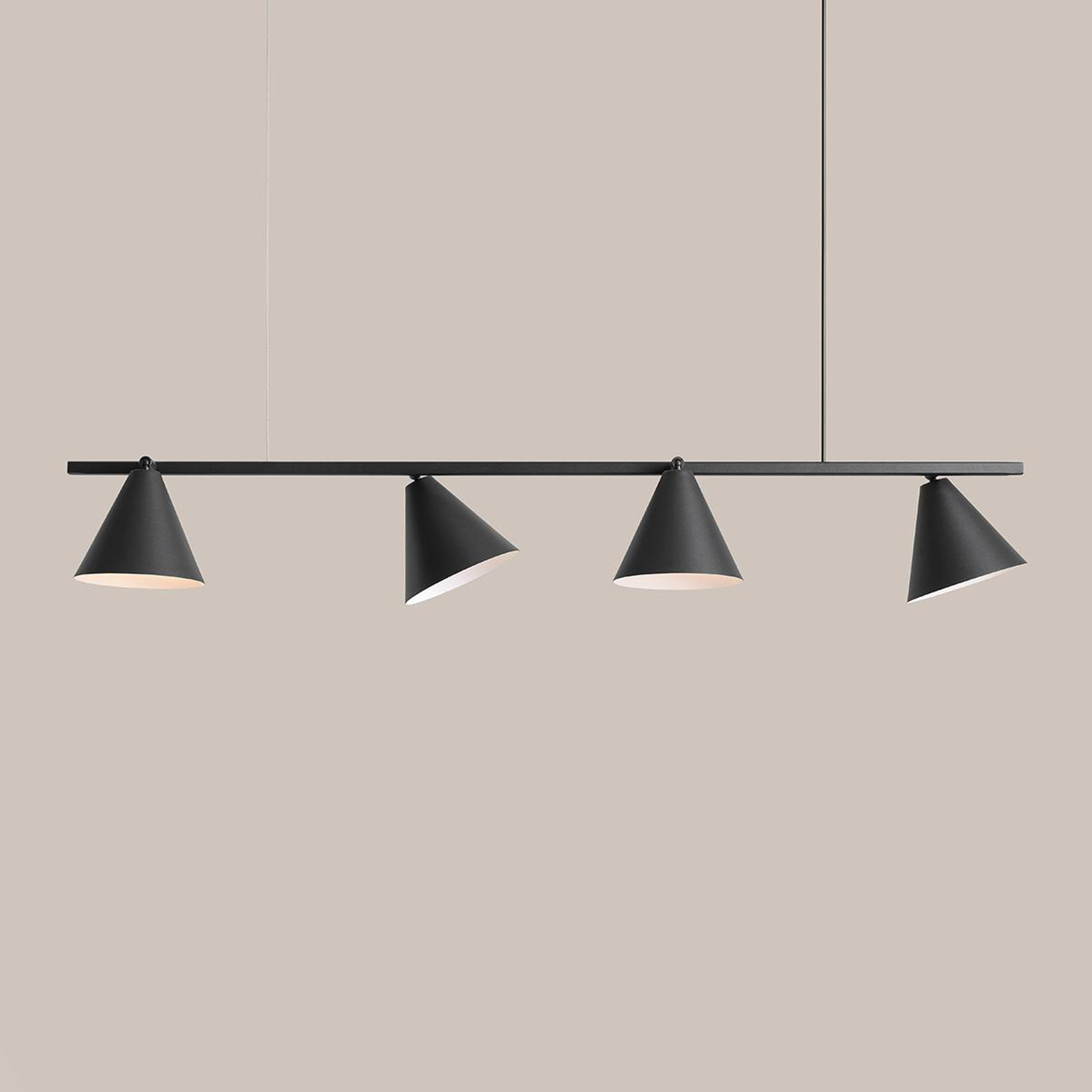 Luminária suspensa Form 4, metal, cone, 4 lâmpadas, preto