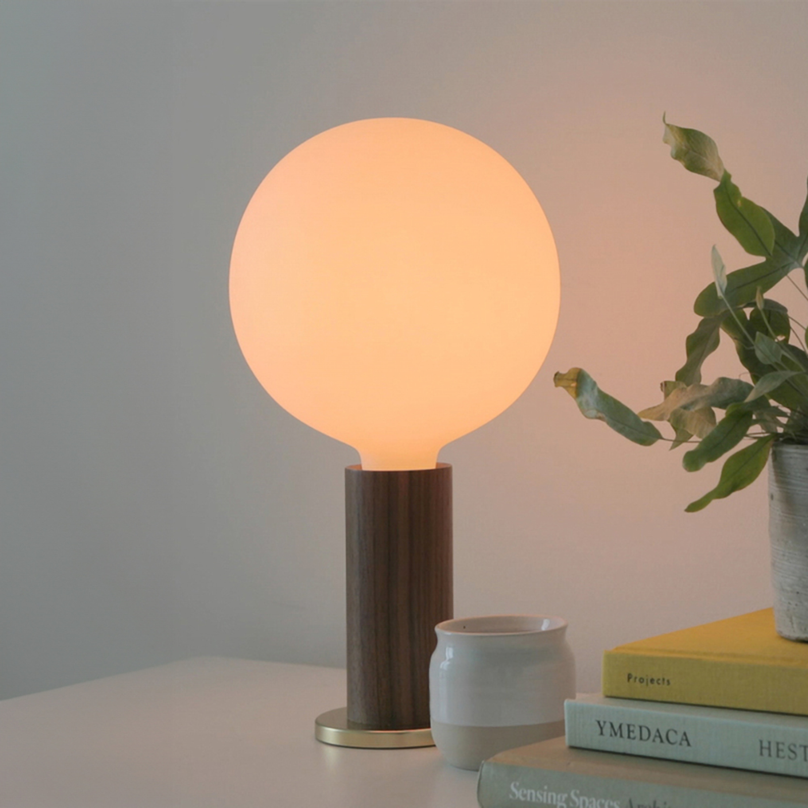 Tala Tischleuchte Knuckle, Globelampe opal, Holz Tala Tischleuchte Knuckle, Globelampe opal, Holz