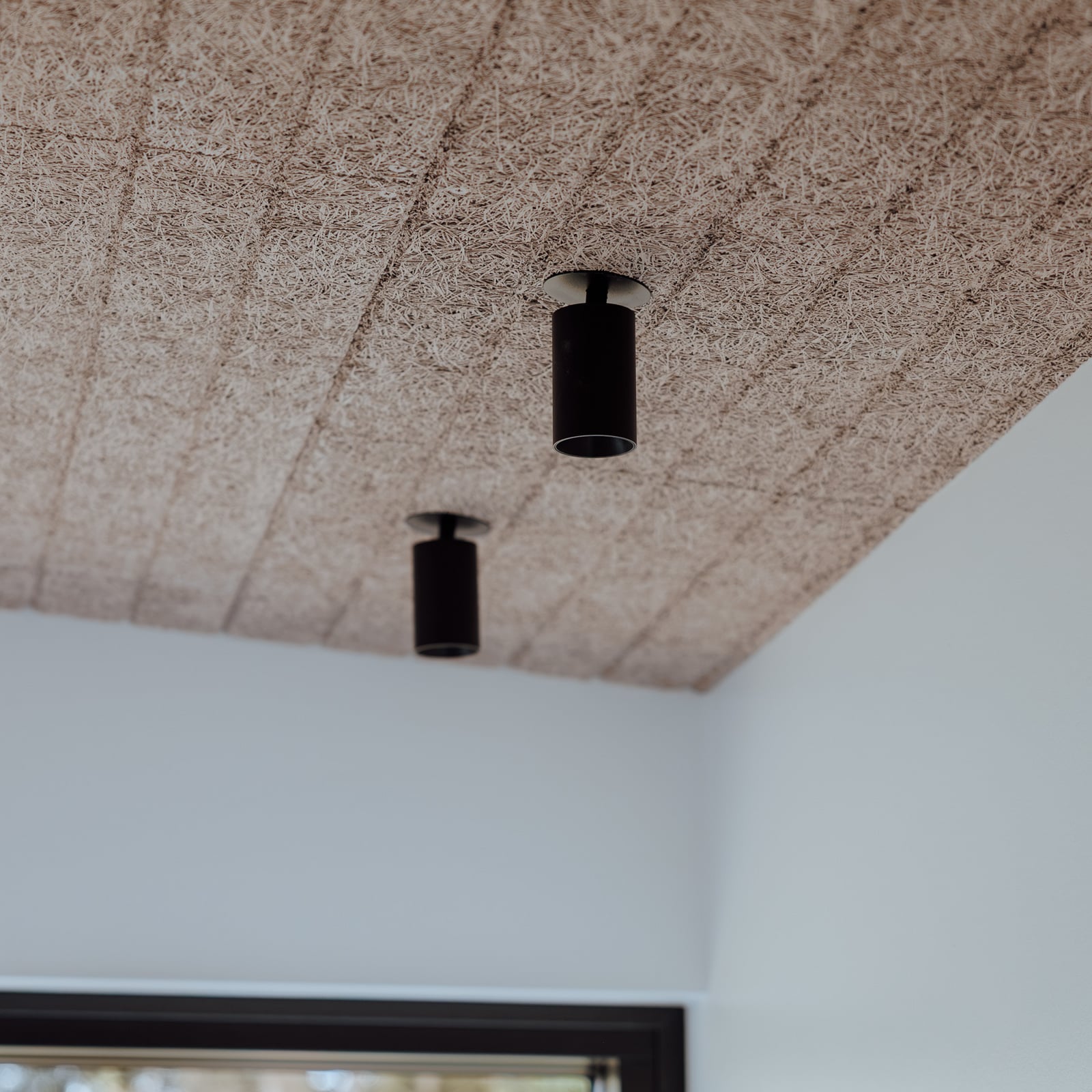SpotOn Semi – svingbar, halvinbygget spotlampe, svart – Antidark
