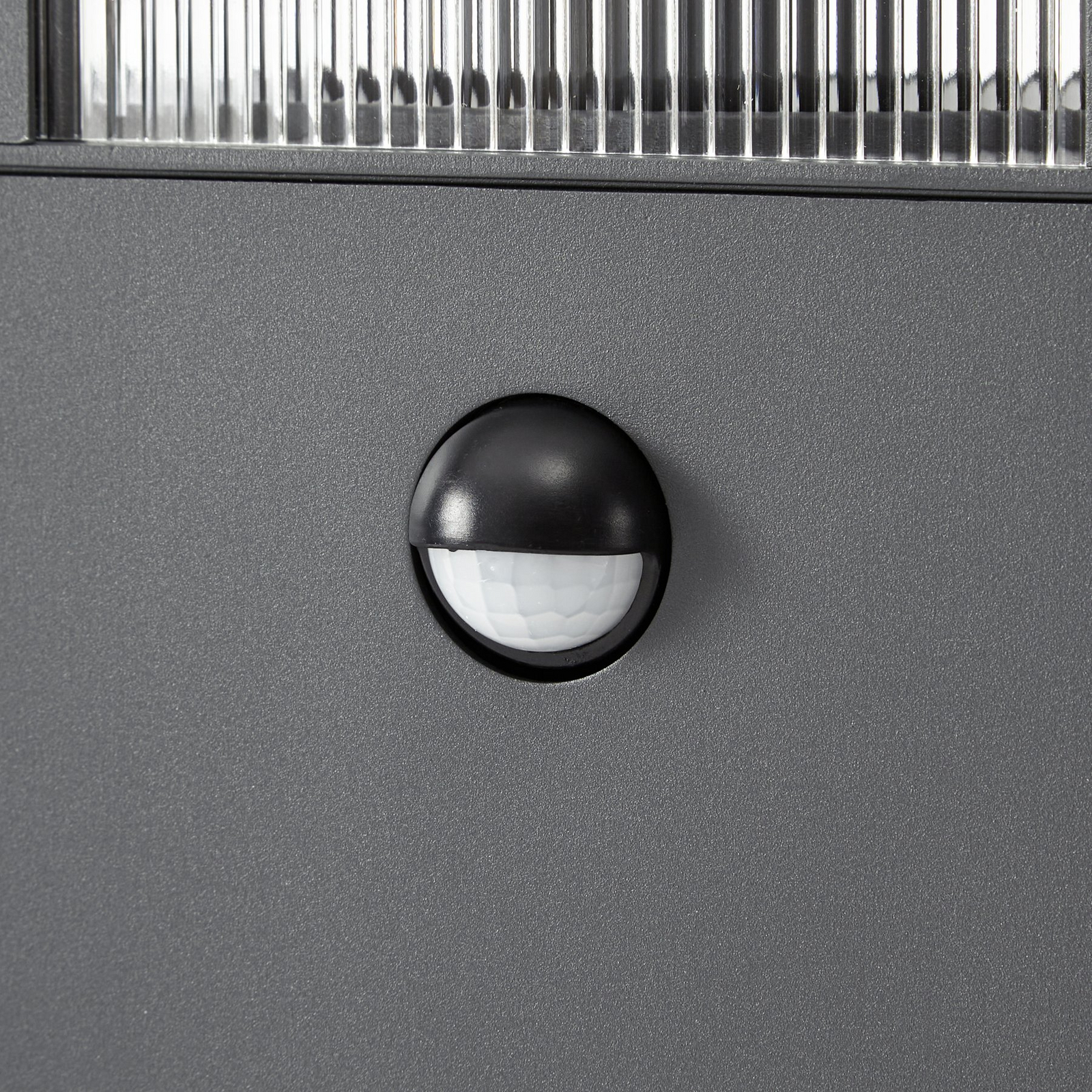 Bolardo luminoso Lindby Peldar, antracita/estriada, 80 cm, sensor Bolardo luminoso Lindby Peldar, antracita/estriada, 80 cm, sensor