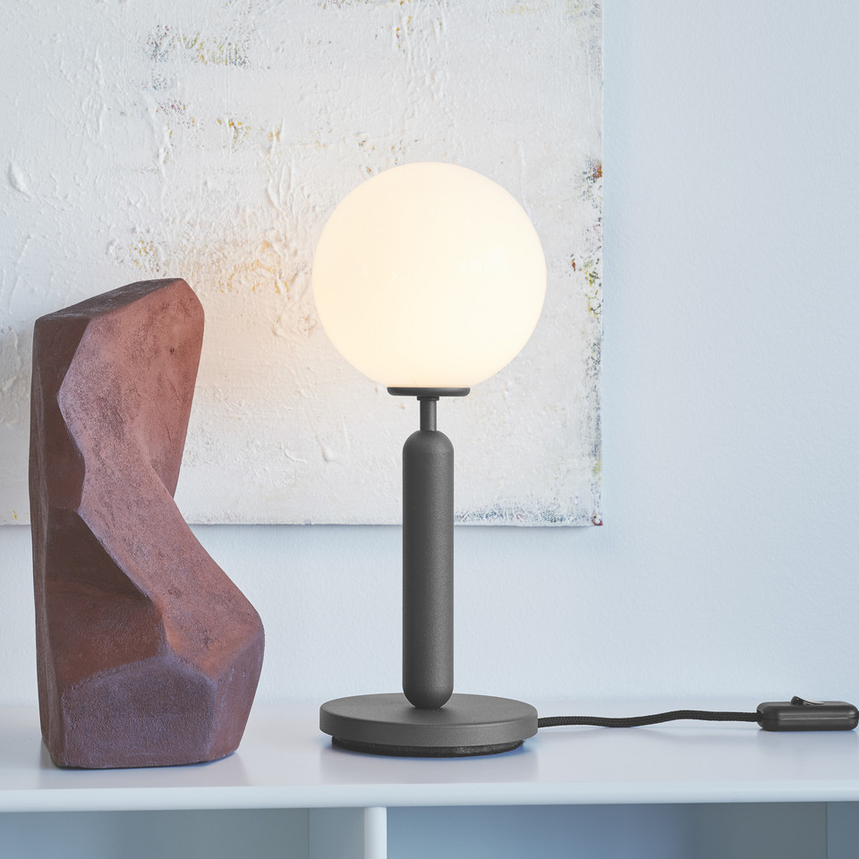 Nuura Aps Miira Bordslampa Rock, svart från Nuura Aps