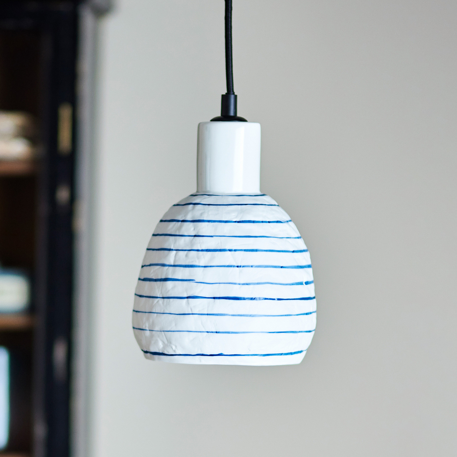 Suspension Elga, blanc/bleu, Ø 15 cm, céramique - Bloomingville Suspension Elga, blanc/bleu, Ø 15 cm, céramique - Bloomingville