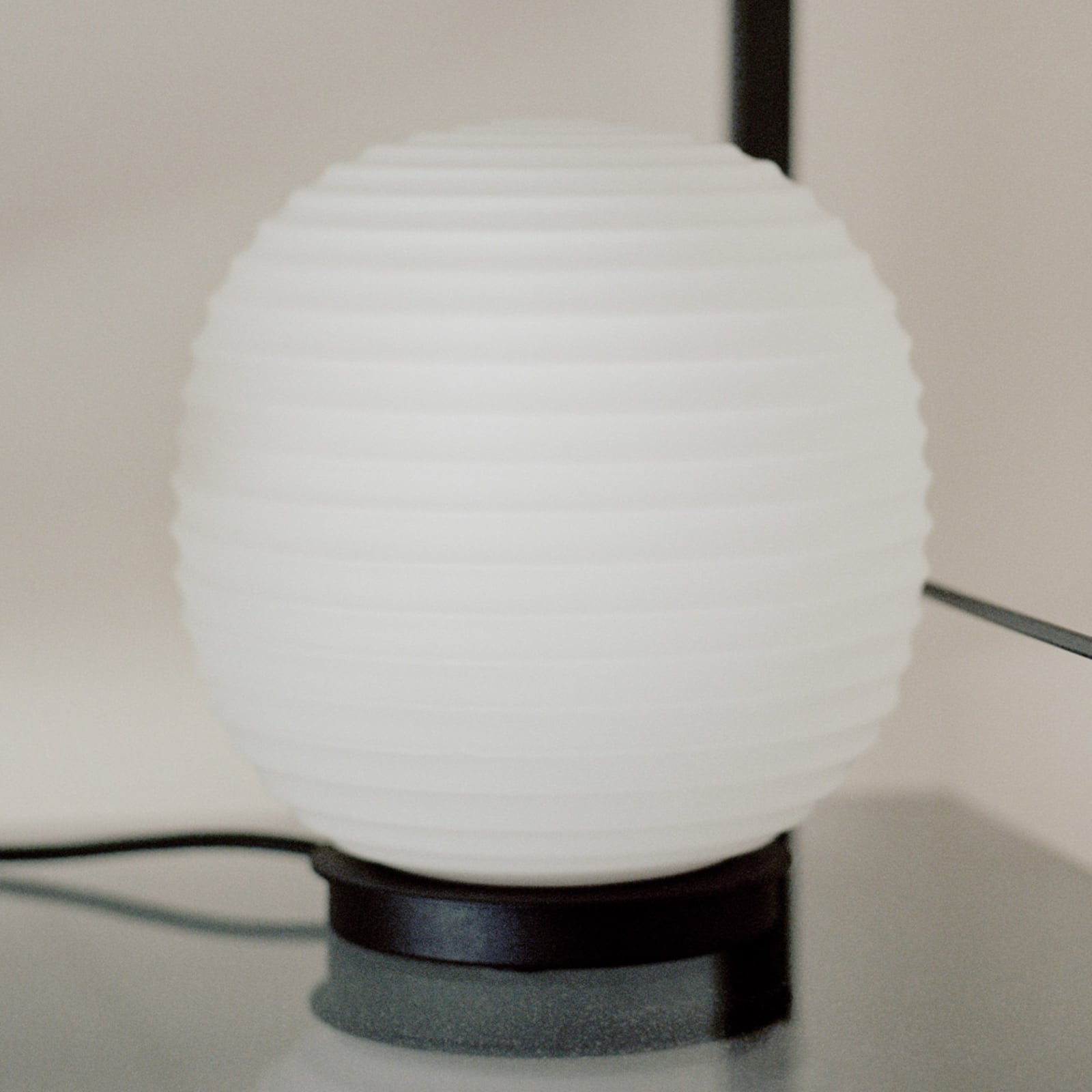 Lámpara de mesa Lantern Globe de New Works