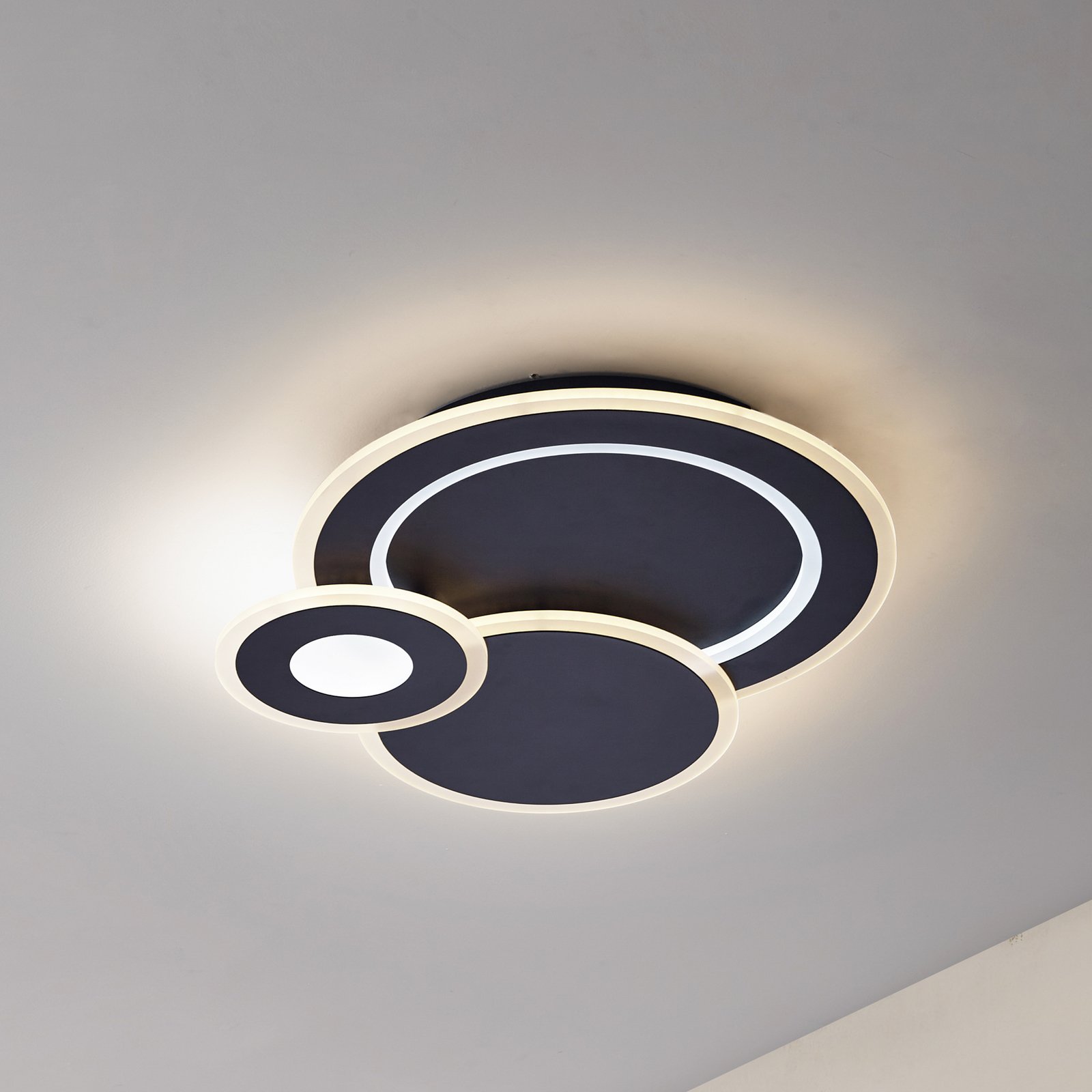 Lindby Candeeiro de teto LED Briar, preto, metal, comando à distância