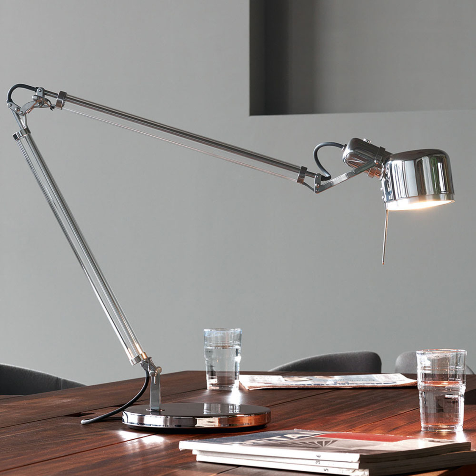 serien.lighting Job Table LED-Tischleuchte mit Fuß