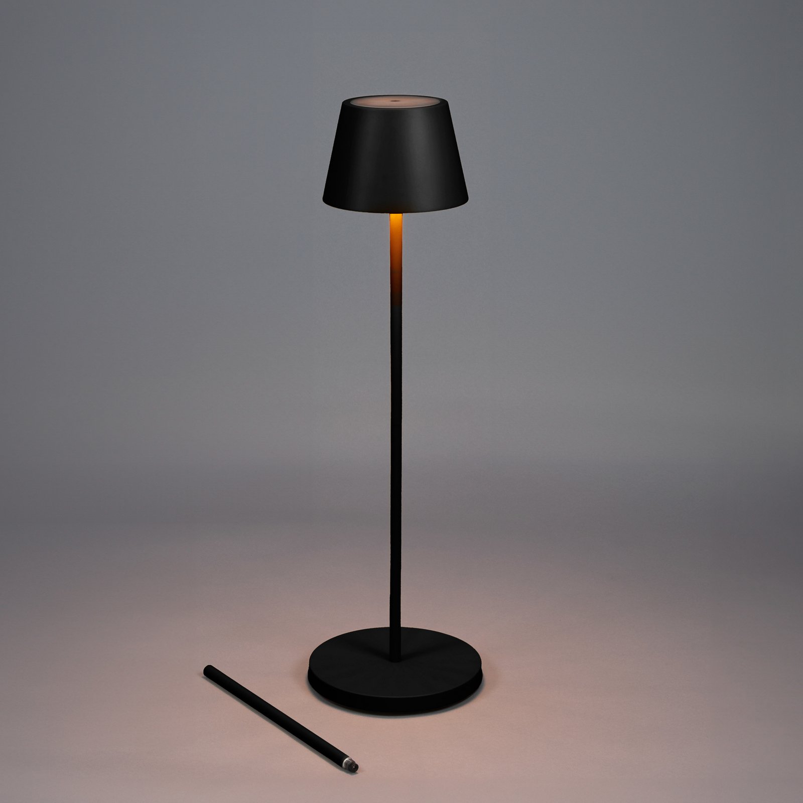 LED-akku-gulvlampe Pomezia, svart, 124 cm, IP54, USB