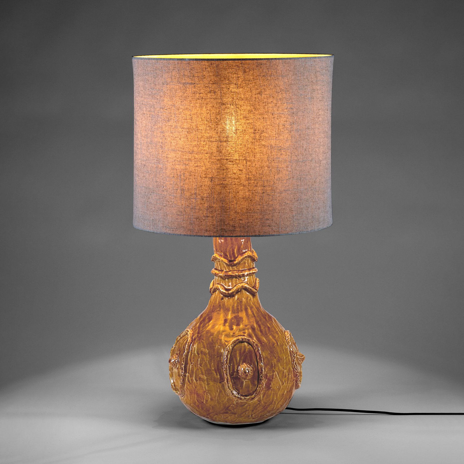 OCHER GEORGIA bordlampe, gul, steingods, tekstil, høyde 92 cm – Serax OCHER GEORGIA bordlampe, gul, steingods, tekstil, høyde 92 cm – Serax