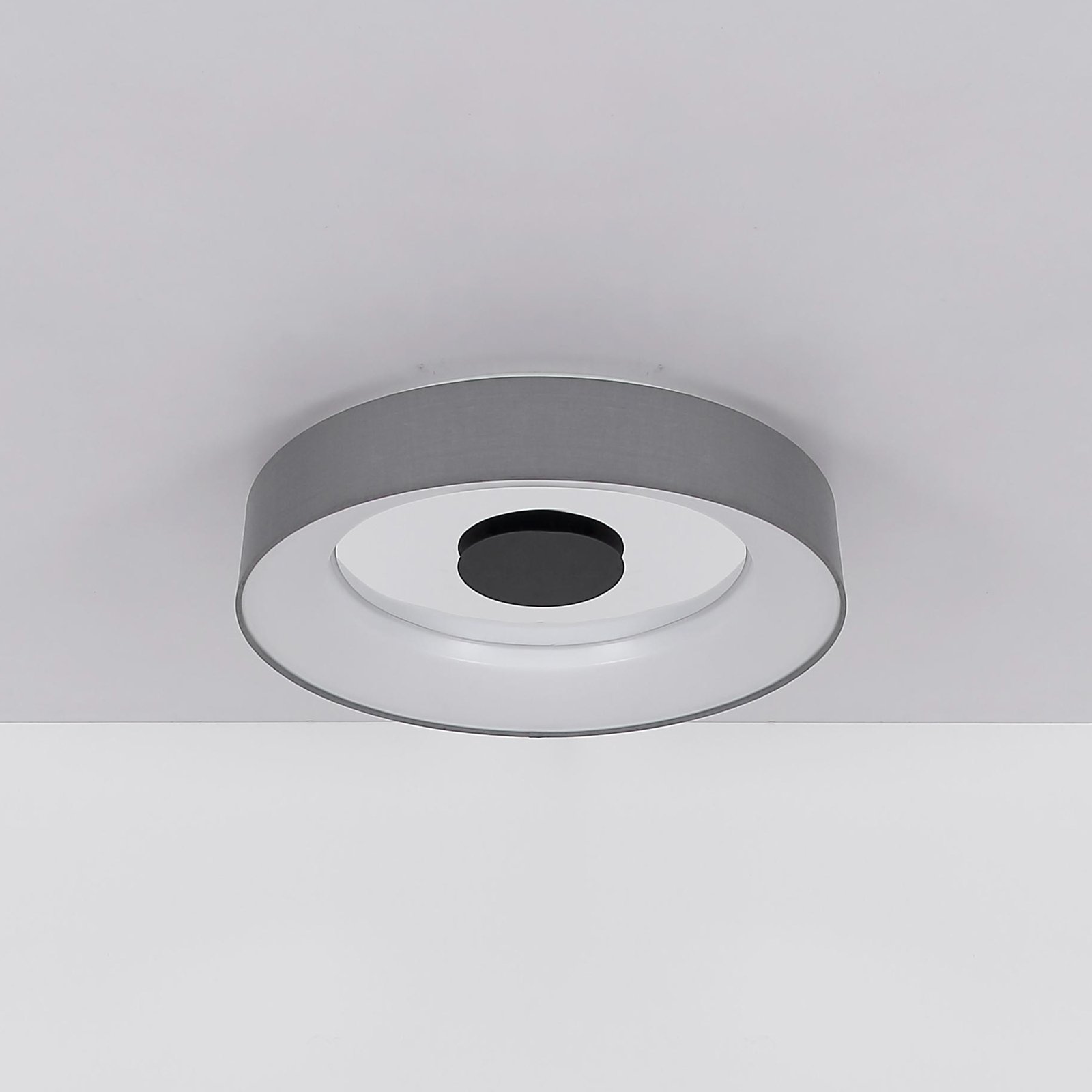 Chytré stropní svítidlo LED Terpsa, bílá/šedá, Ø 46,8 cm, tkanina