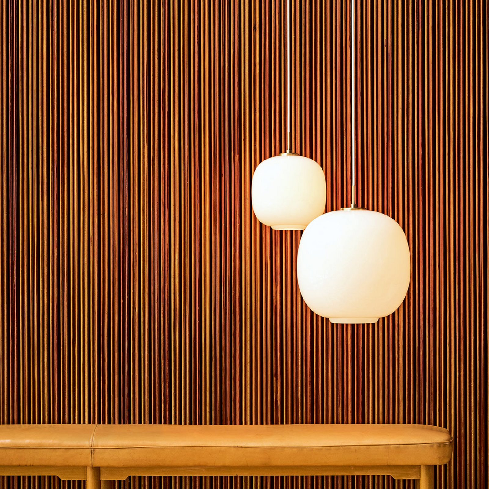 VL45 Radiohus Riippuvalaisin Ø250 V3 Messinki/Glossy White Opaali - Louis Poulse
