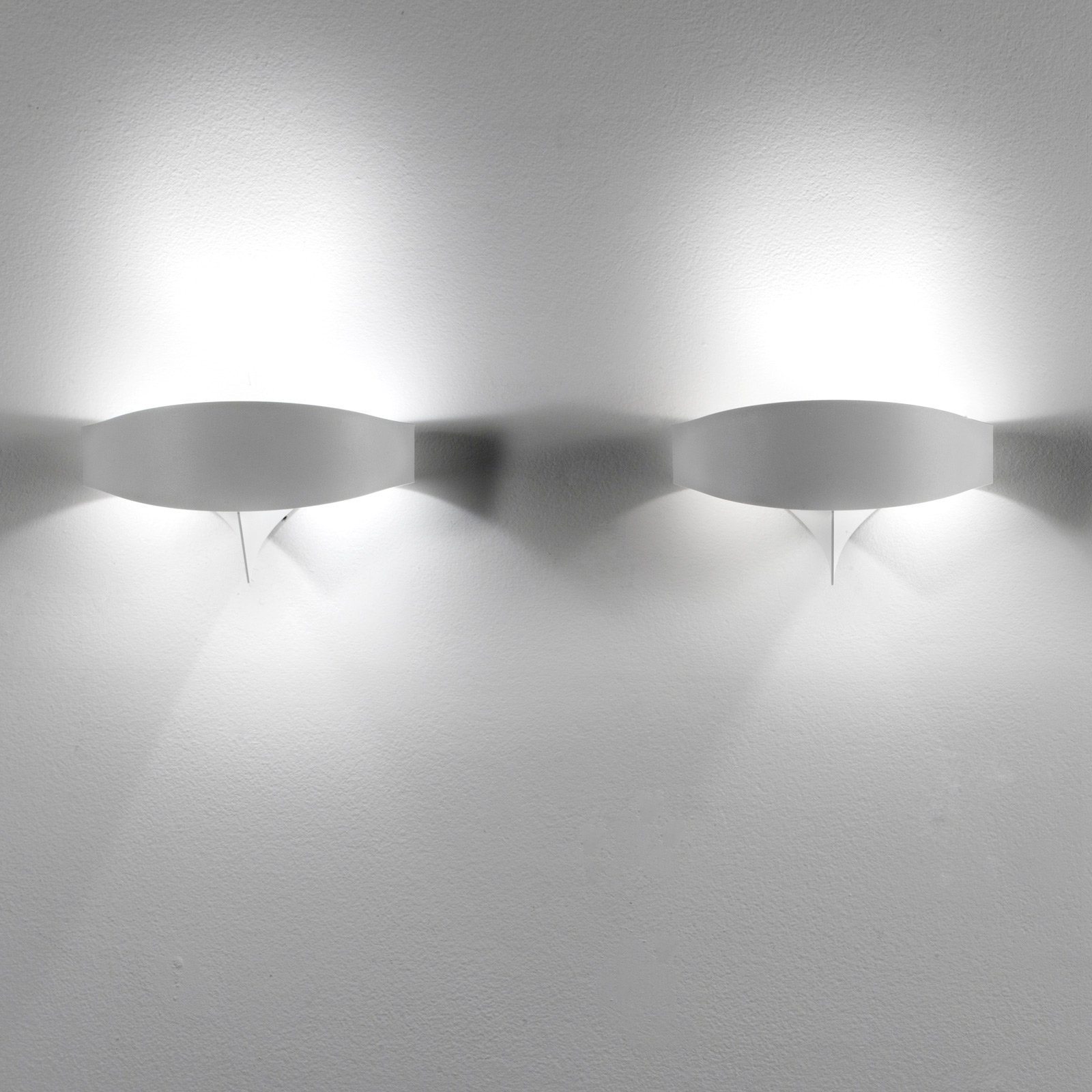 Scudo LED sienas lampa no tērauda, balta krāsā