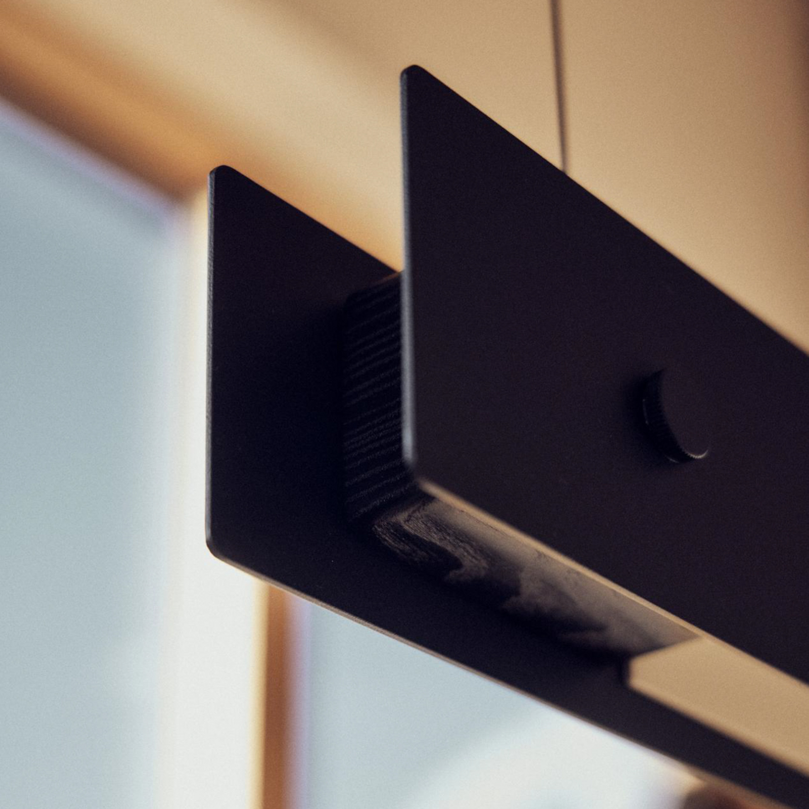 Hengelampe Bridge, svart, opp/ned, 150 cm, G13 - FRANDSEN Hengelampe Bridge, svart, opp/ned, 150 cm, G13 - FRANDSEN