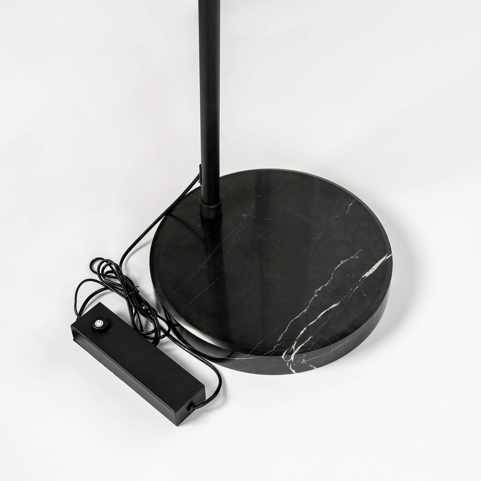 Lucande Virvera LED-gulvlampe med bue, rund, svart