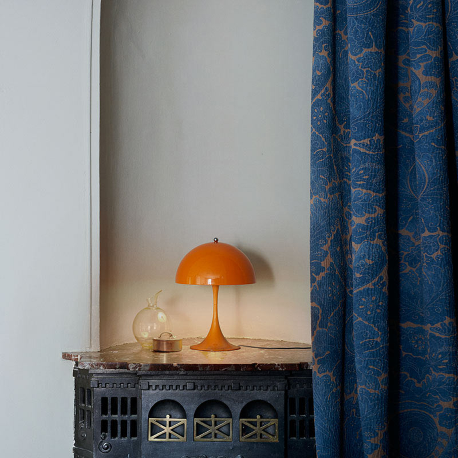 Louis Poulsen Panthella narancssárga asztali lámpa
