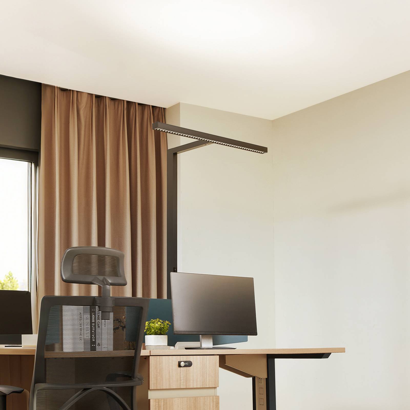 Arcchio LED-Büro-Stehlampe Jolinda, T-Form, schwarz, 4.000 K günstig online kaufen