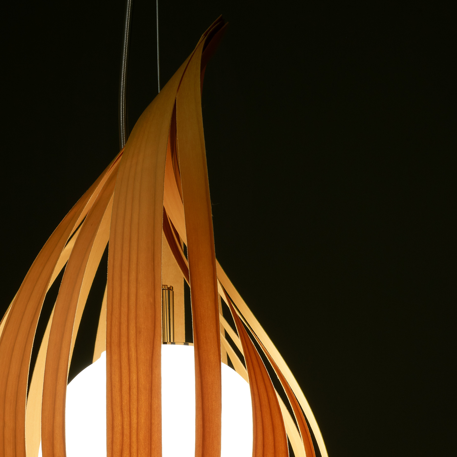 Средна висяща лампа LZF Raindrop в дървен дизайн