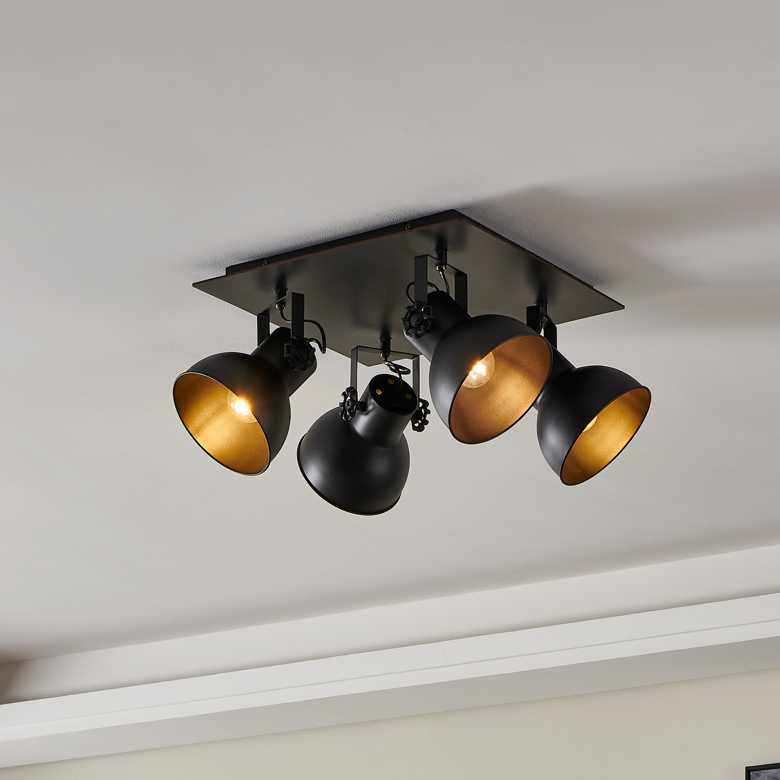 Stropni reflektor Barnstaple, črn, s štirimi gorilniki