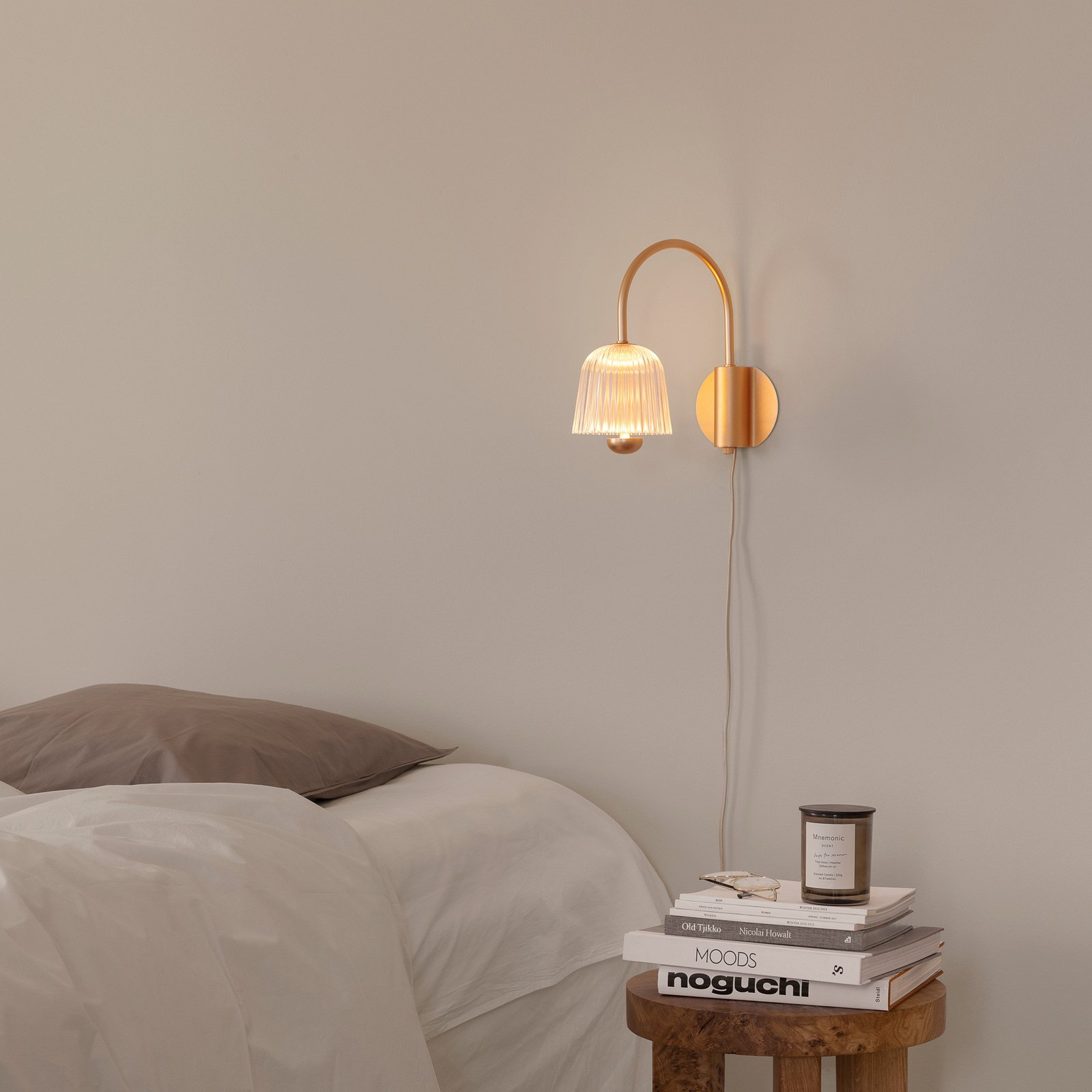 Nuura LED-Wandlampe Asteea, Breite 16 cm, messingfarben/klar