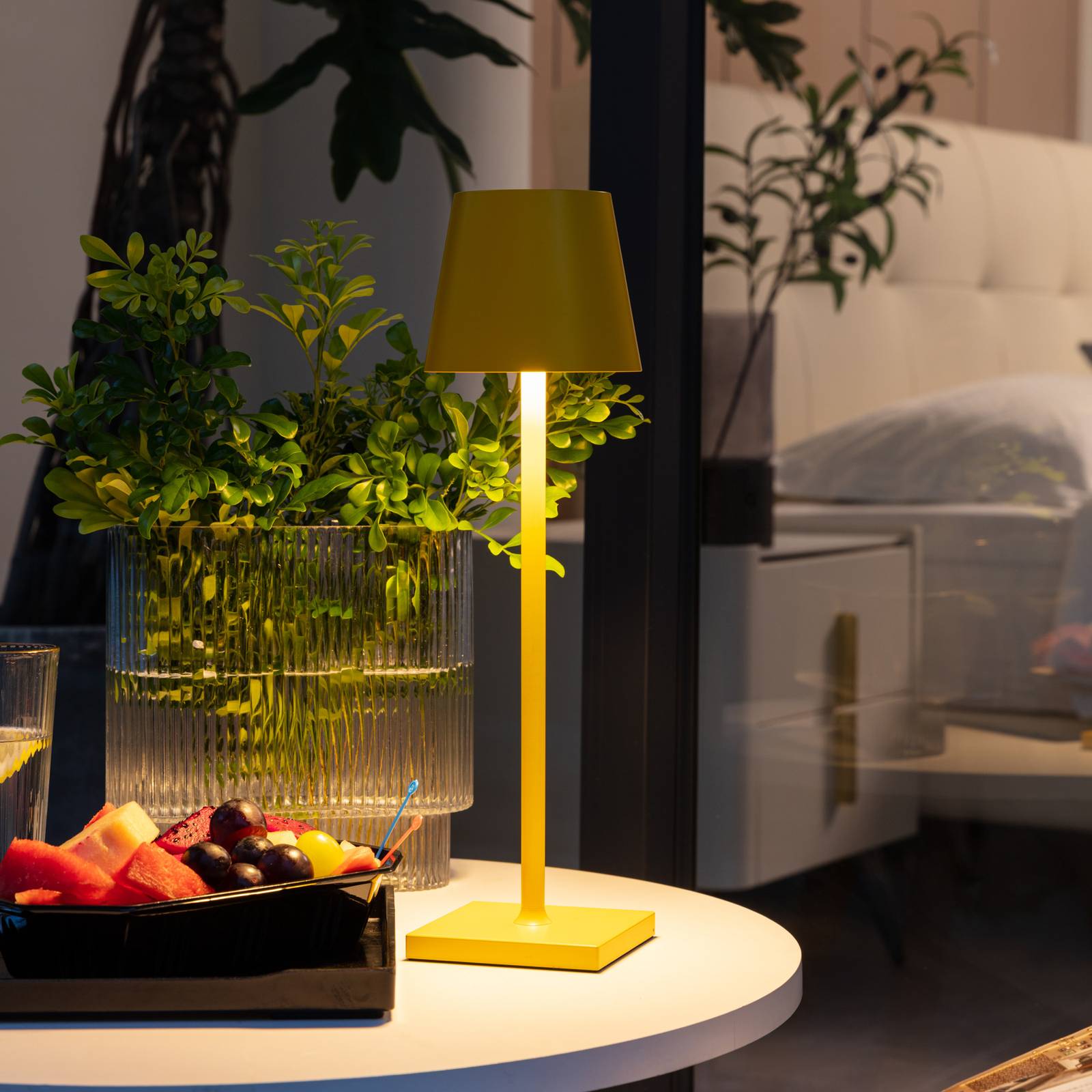 Lindby Janea batteridrevet LED-bordlampe mimosa