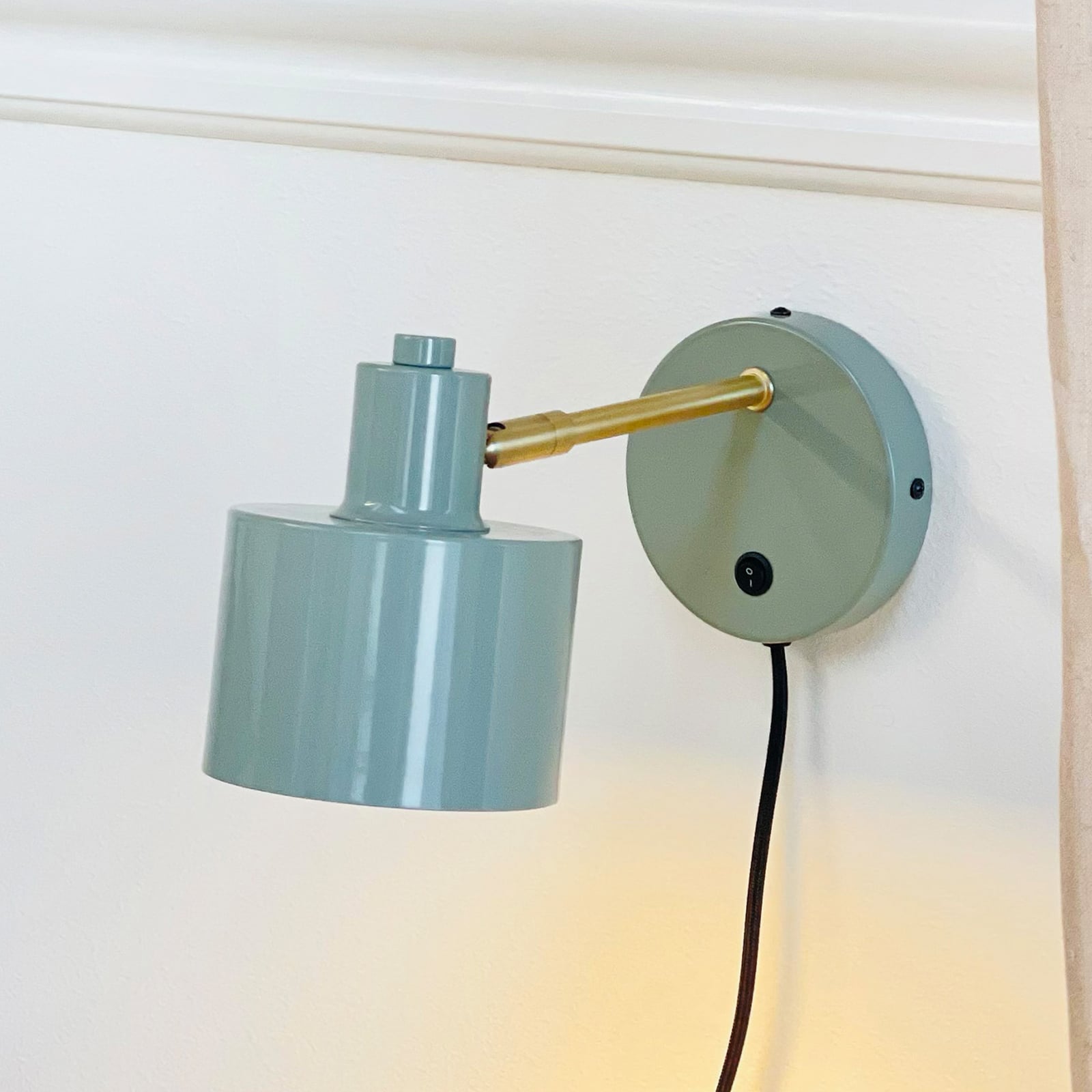 Dyberg Larsen sienas lampa „Ocean“, olīvu krāsā, izvirzījums 30 cm