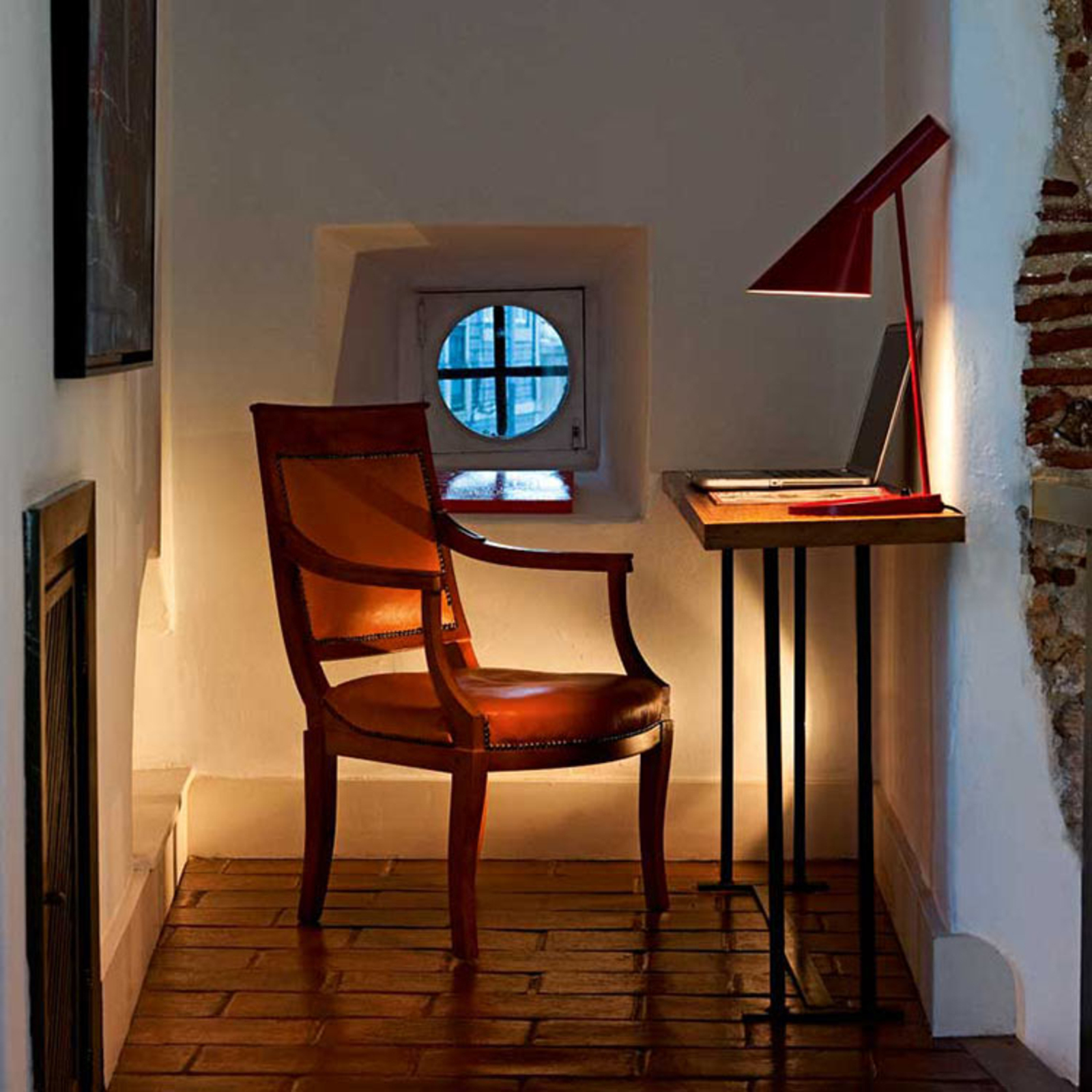 Louis Poulsen AJ - Dizainera galda lampa, rūsgani sarkana