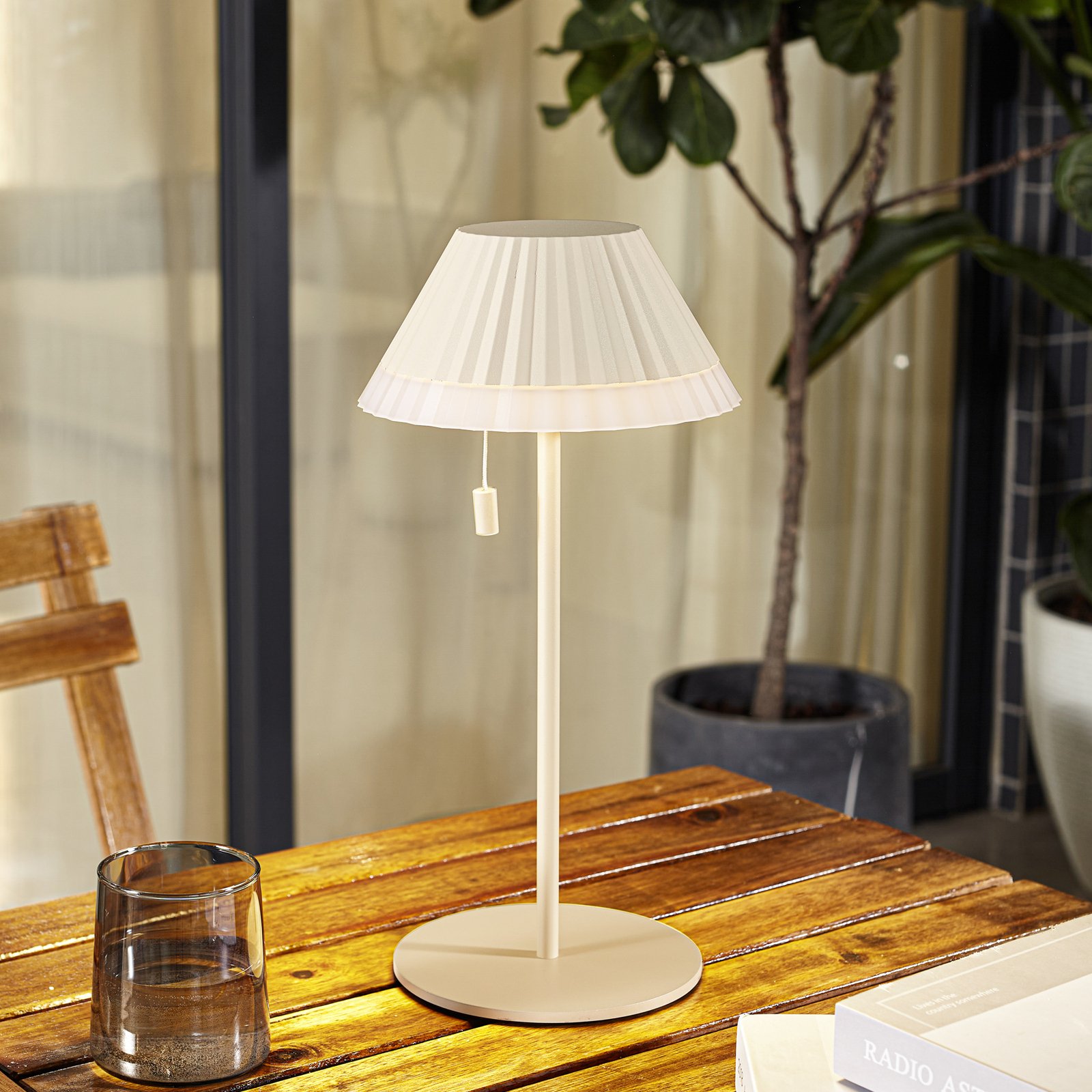 Lindby Candeeiro de mesa LED recarregável Ilvi, bege, alumínio, Ø 17,5 cm