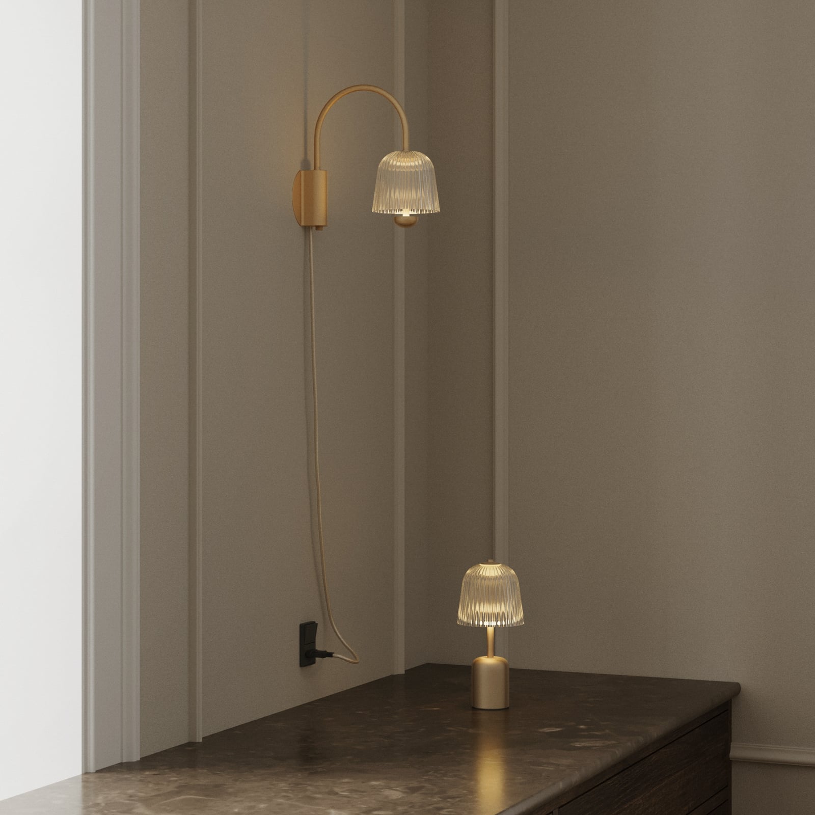 Nuura LED-vegglampe Asteea, bredde 16 cm, messingfarget/klar