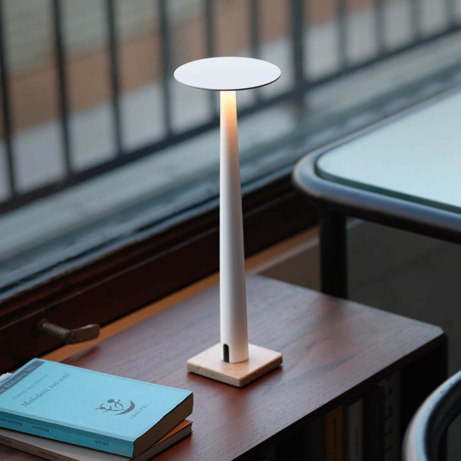 Nemo lámpara de mesa LED recargable Portofino, blanco, mármol