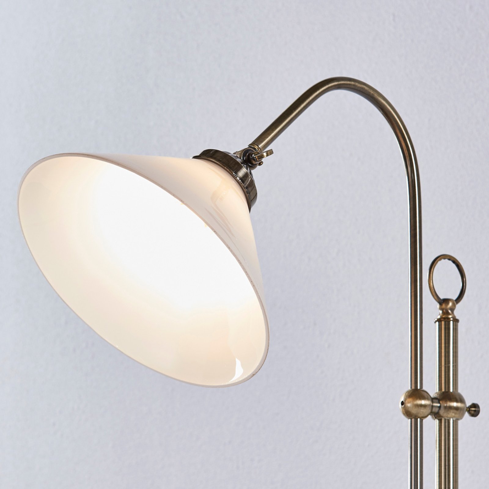 Otis Stehleuchte Opale/Antique Brass - Lindby