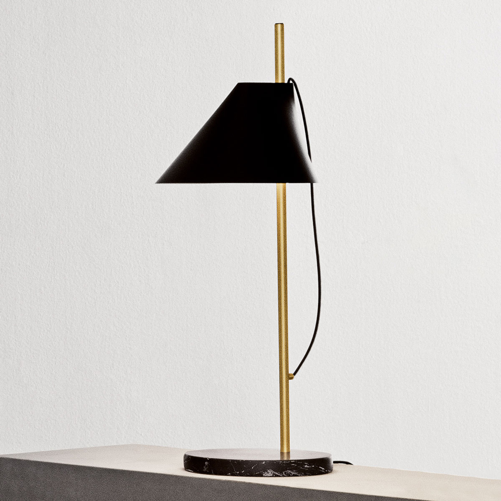 Louis Poulsen lampa stołowa Yuh Brass, czarna