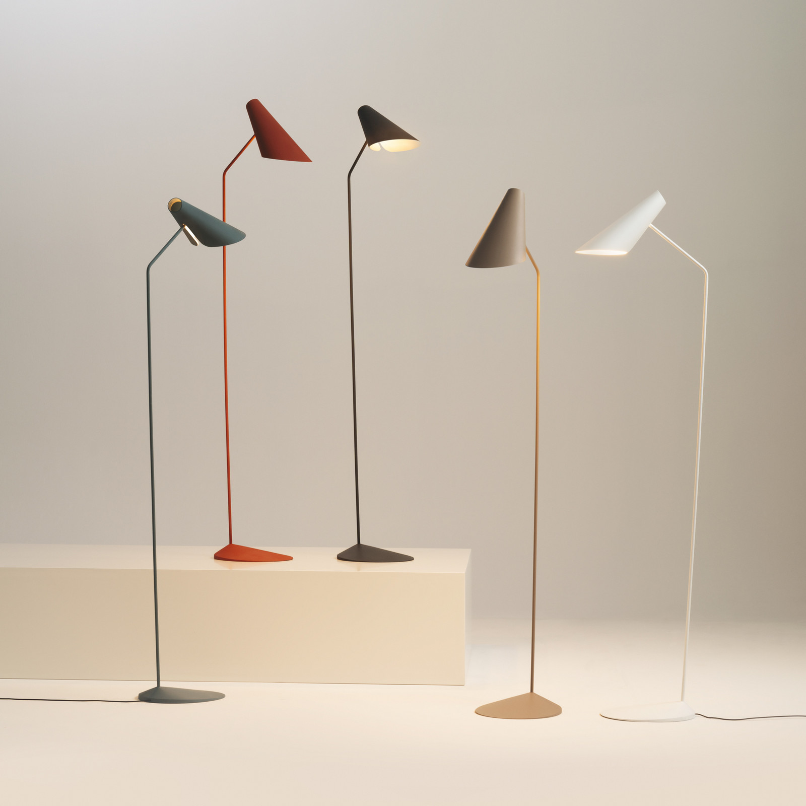 Lampadar LED Vibia I.Cono roșu-maroniu înălțime 127 cm 2.700 K - Camera de zi / sufragerie - Design - Plastic