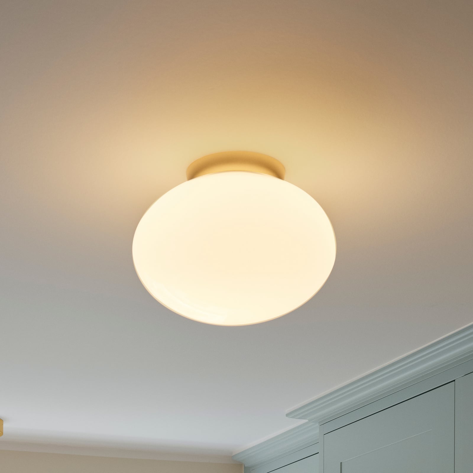 Rizzatto 301 taklampe, Ø 30 cm messingfarget/opal - Nuura