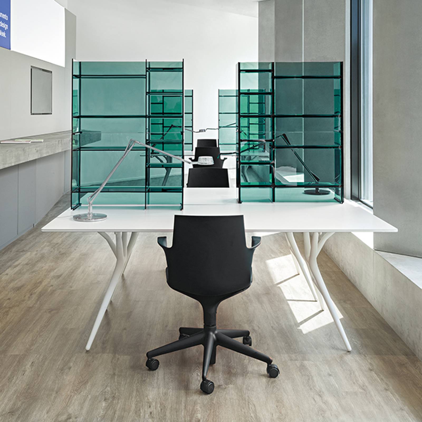 Kartell Aledin Tec - lampa stołowa LED, szary dym
