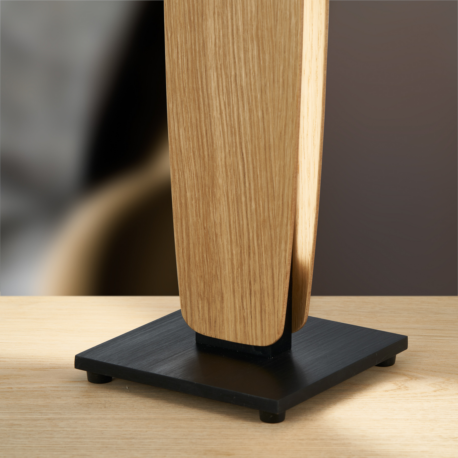 Quitani LED stolna lampa Persida, visina 50 cm, hrast, 2.700 K