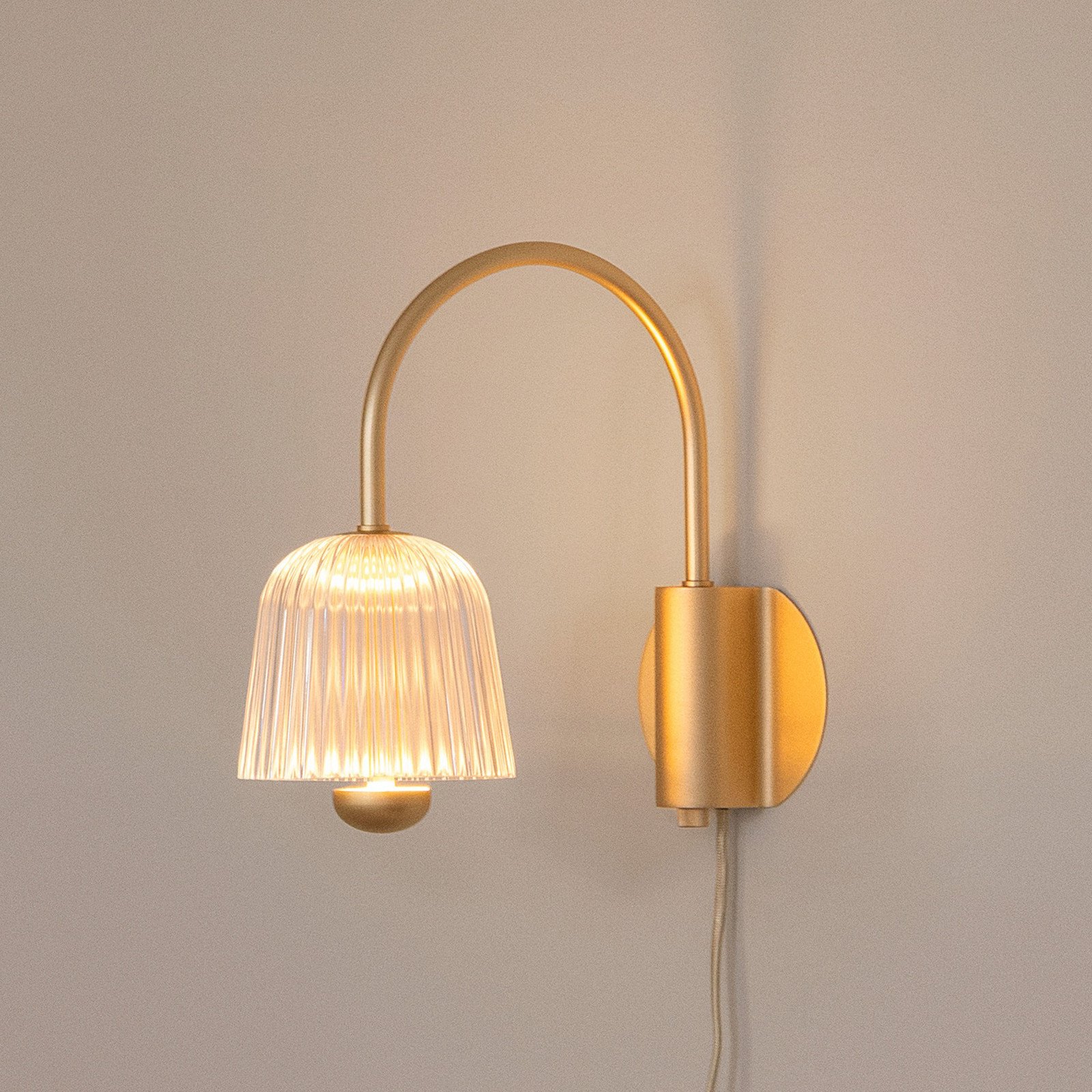 Nuura Aps Nuura LED-aplică de perete Asteea lățime 16 cm culoare alamă/transparent - Camera de zi / sufragerie - Scandinavă - alamă satinată transparentă - Metal