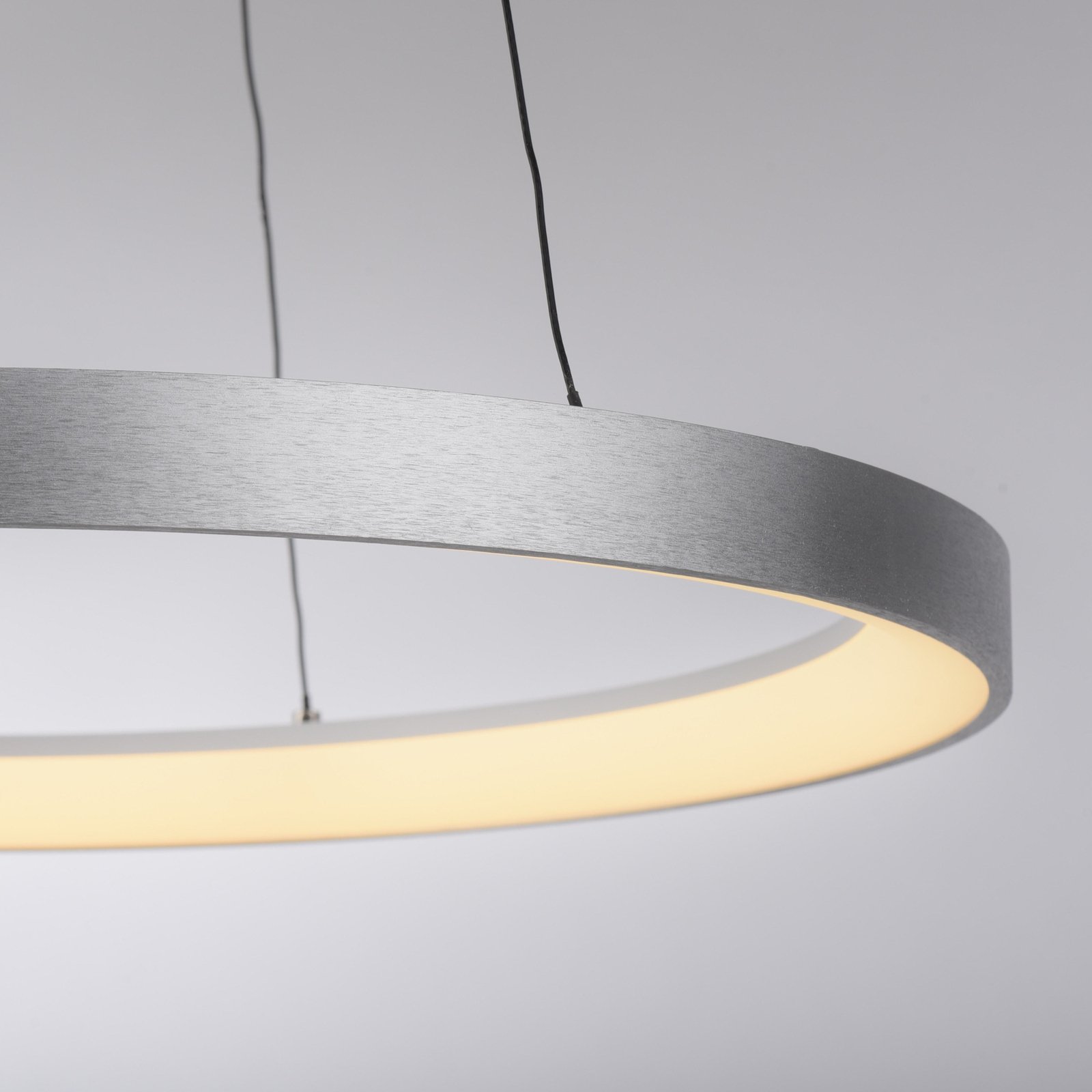 Paul Neuhaus LED piekaramā lampa Hoop, alumīnija krāsā, Ø 57cm, ar iespēju