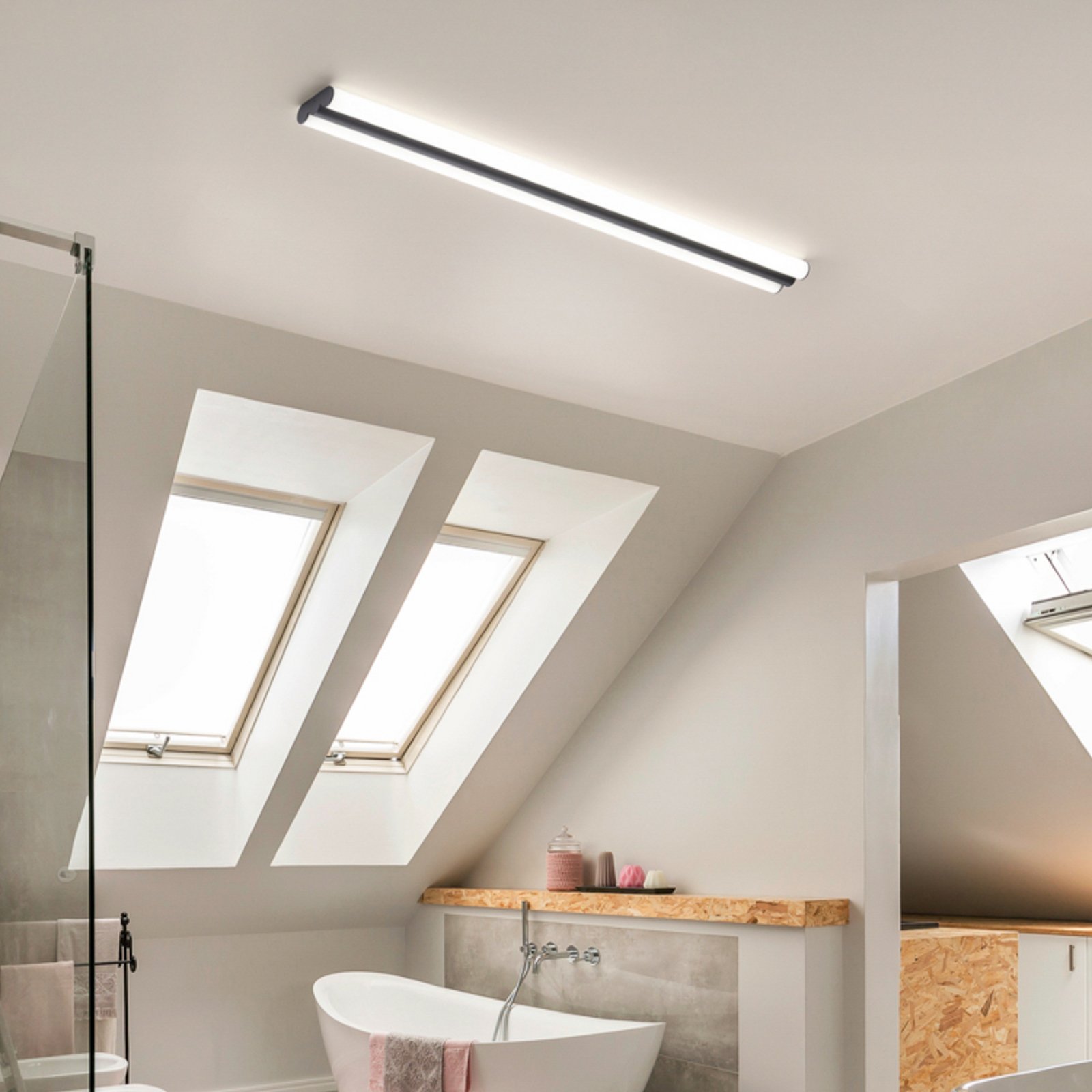 Helestra LED mirror lamp LOOM, length 120 cm, black, IP44