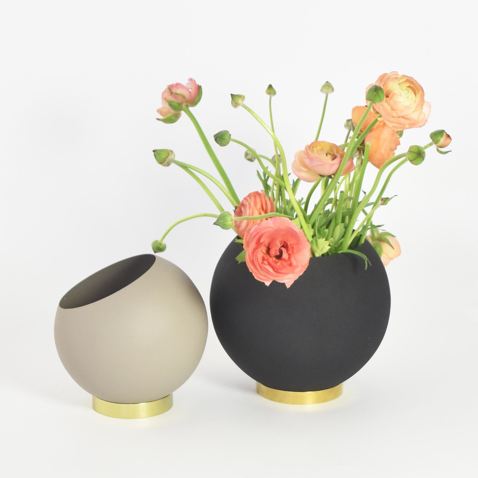 AYTM Globe vaso da fiori, Ø 17 cm, grigio-marrone, alluminio, acciaio